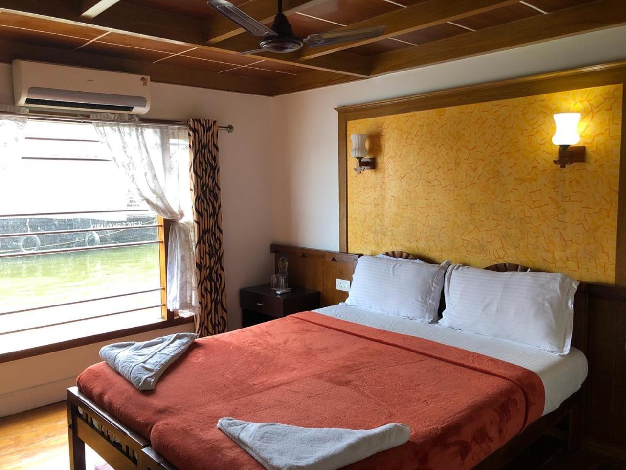 Four-Bedroom Houseboat - Photo 33
