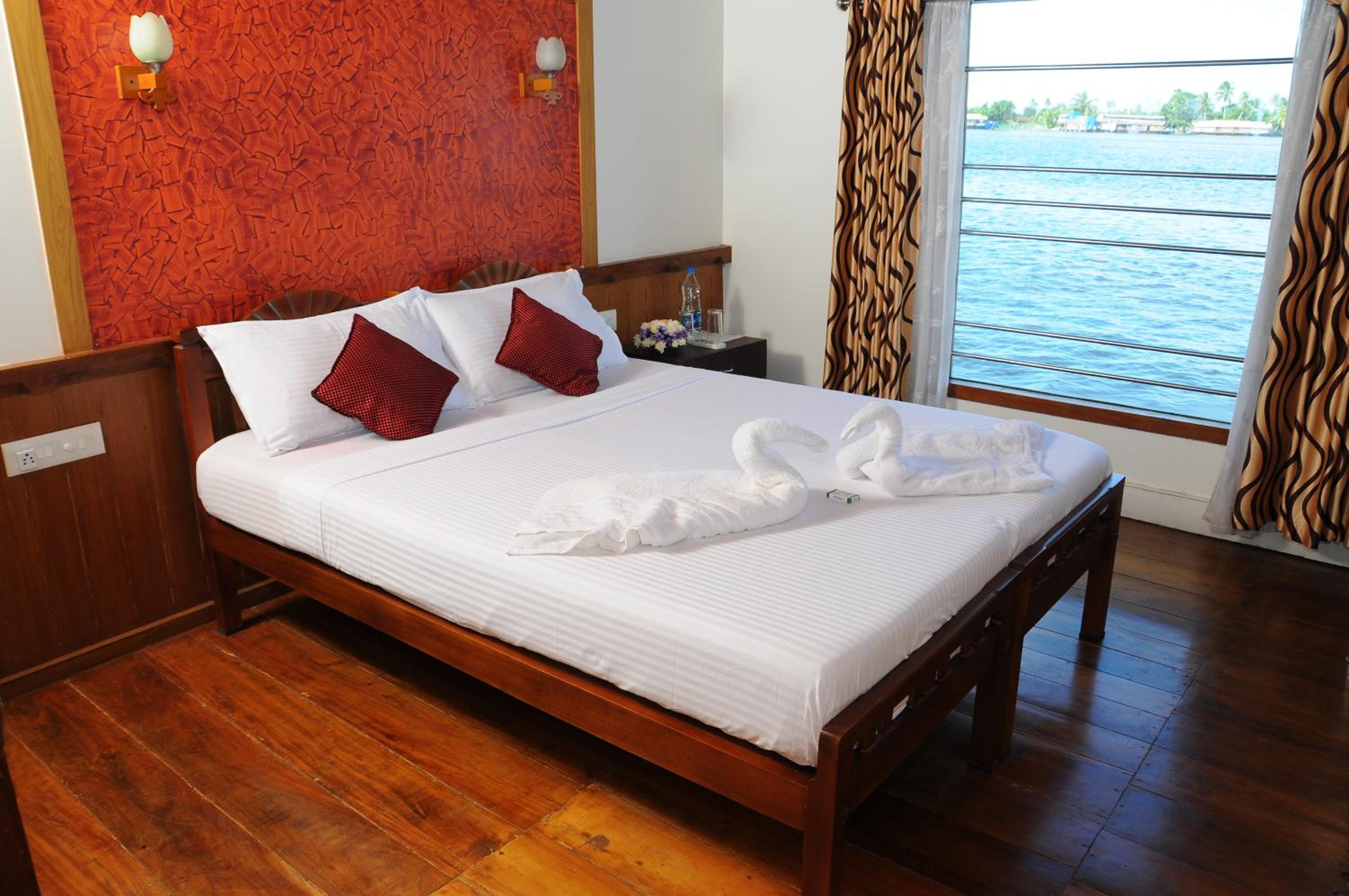 Four-Bedroom Houseboat - Photo 1