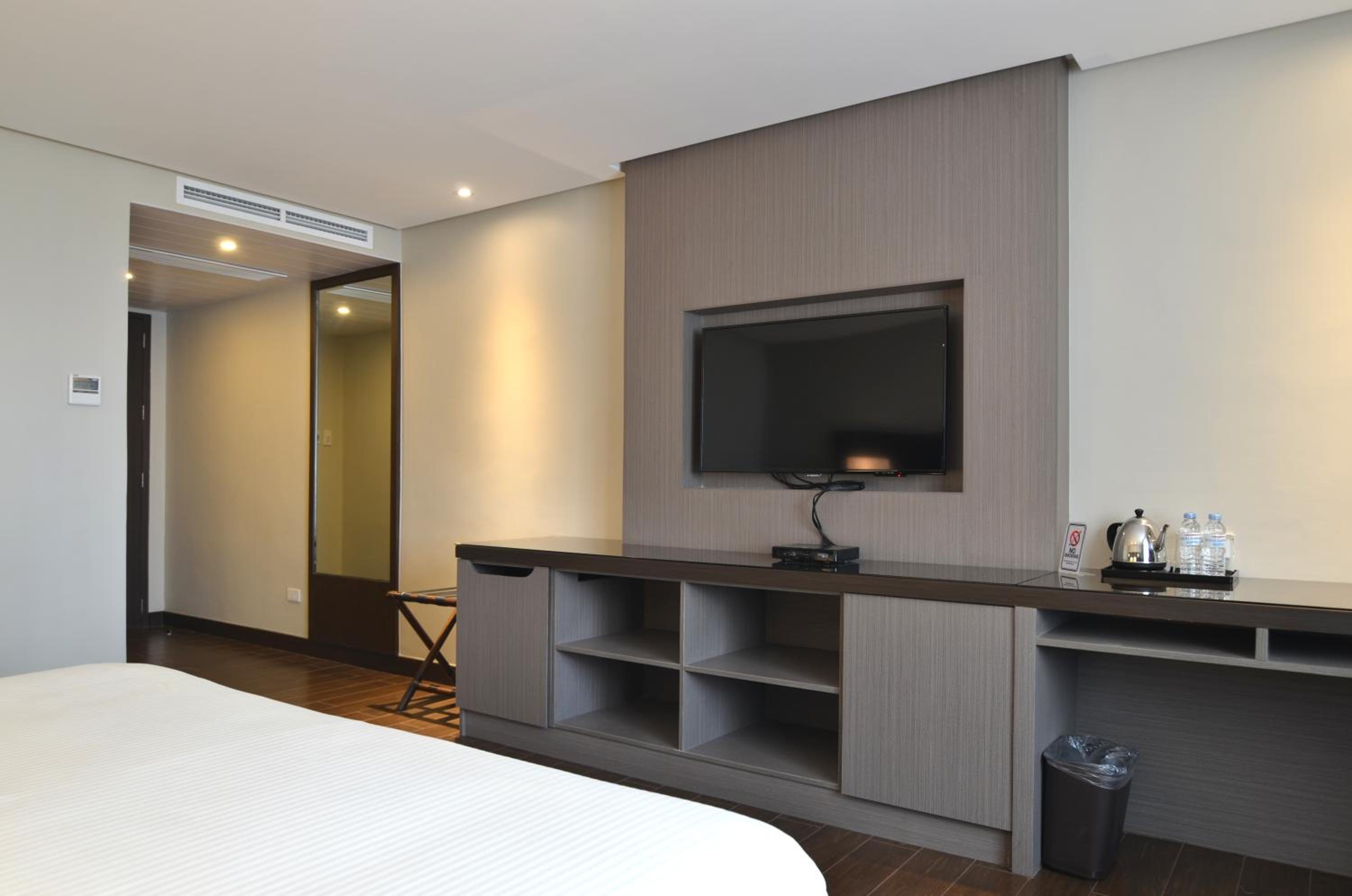 Deluxe King Room - Photo 4