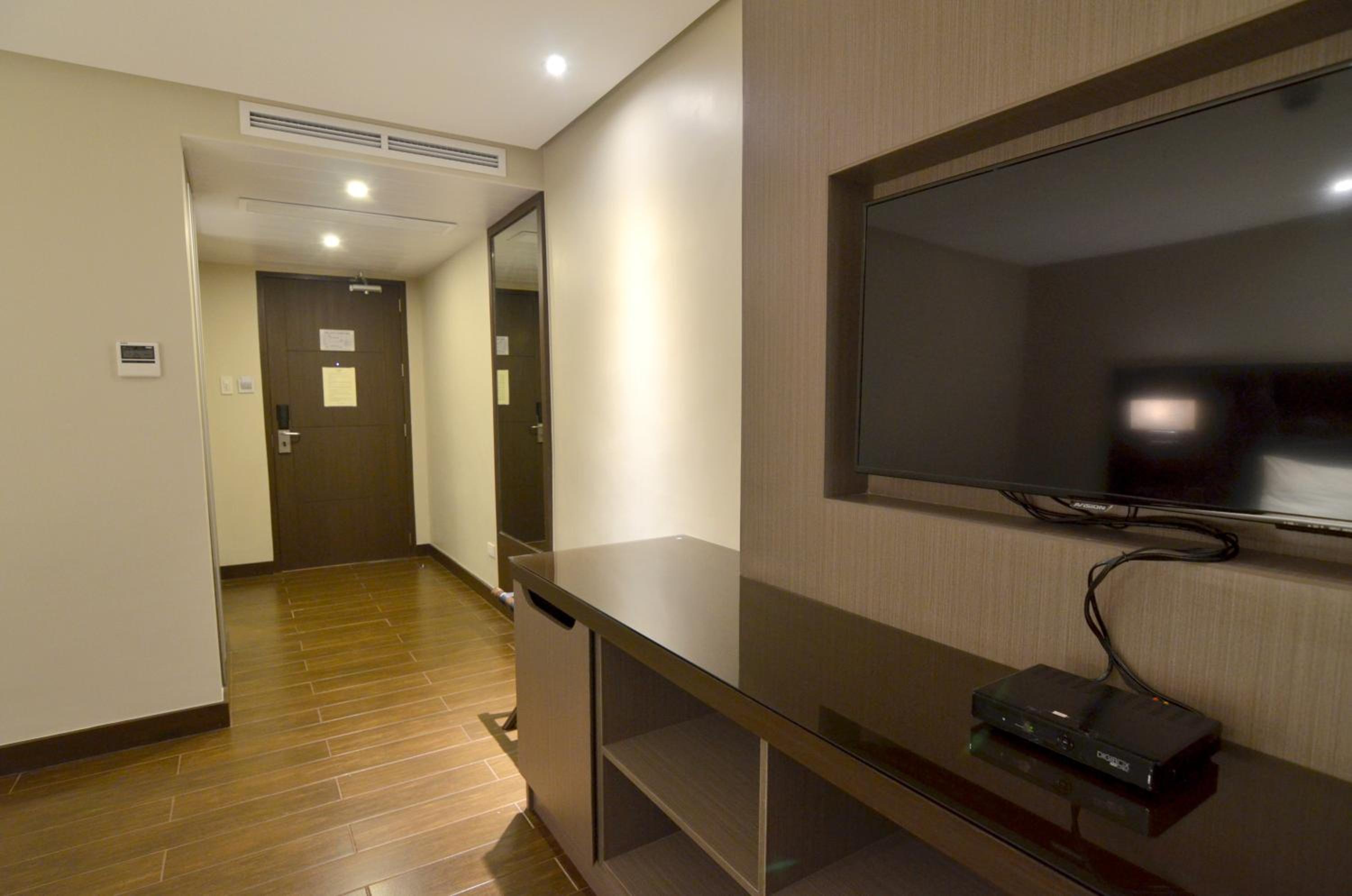 Deluxe King Room - Photo 3