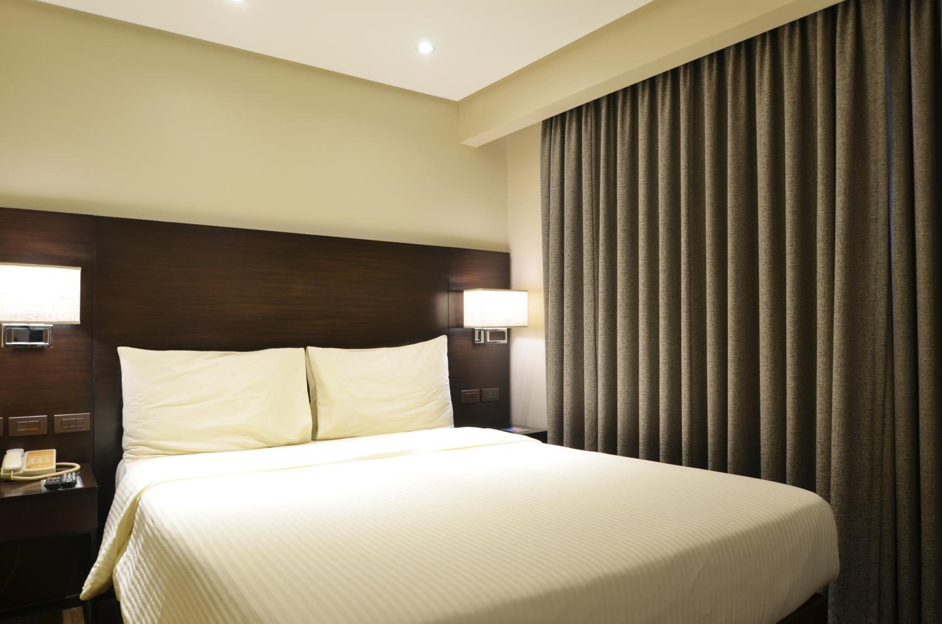 Deluxe King Room - Photo 2