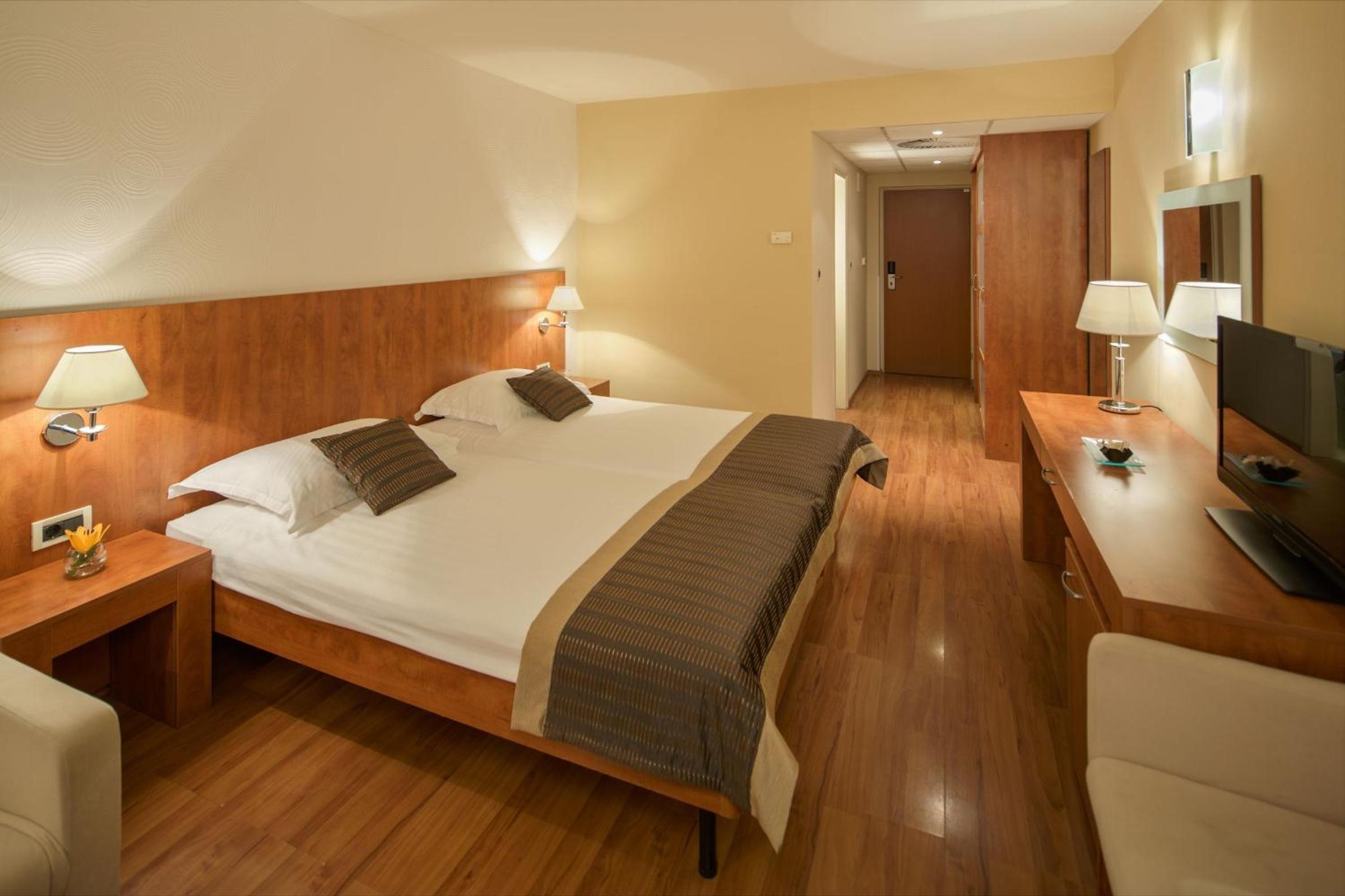 Classic Room with Balcony - Park Side - Photo 8