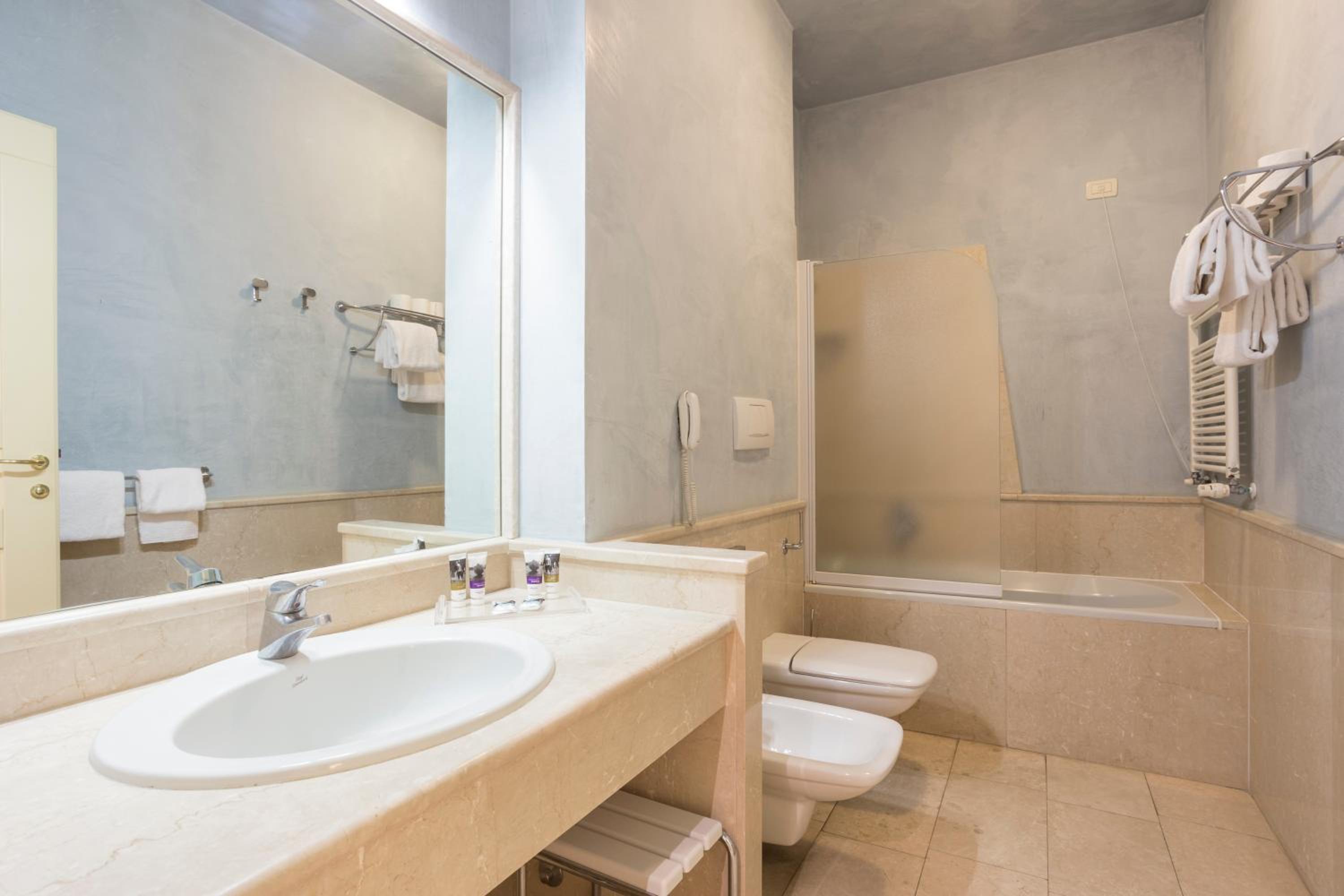 Superior Quadruple Room - Photo 4