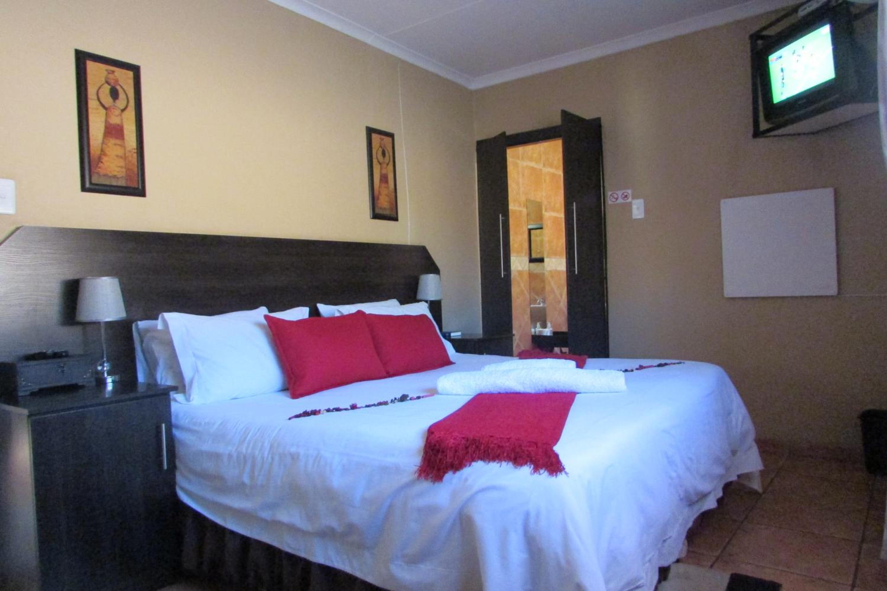 Double or Twin Room with Private Bathroom - Photo 5
