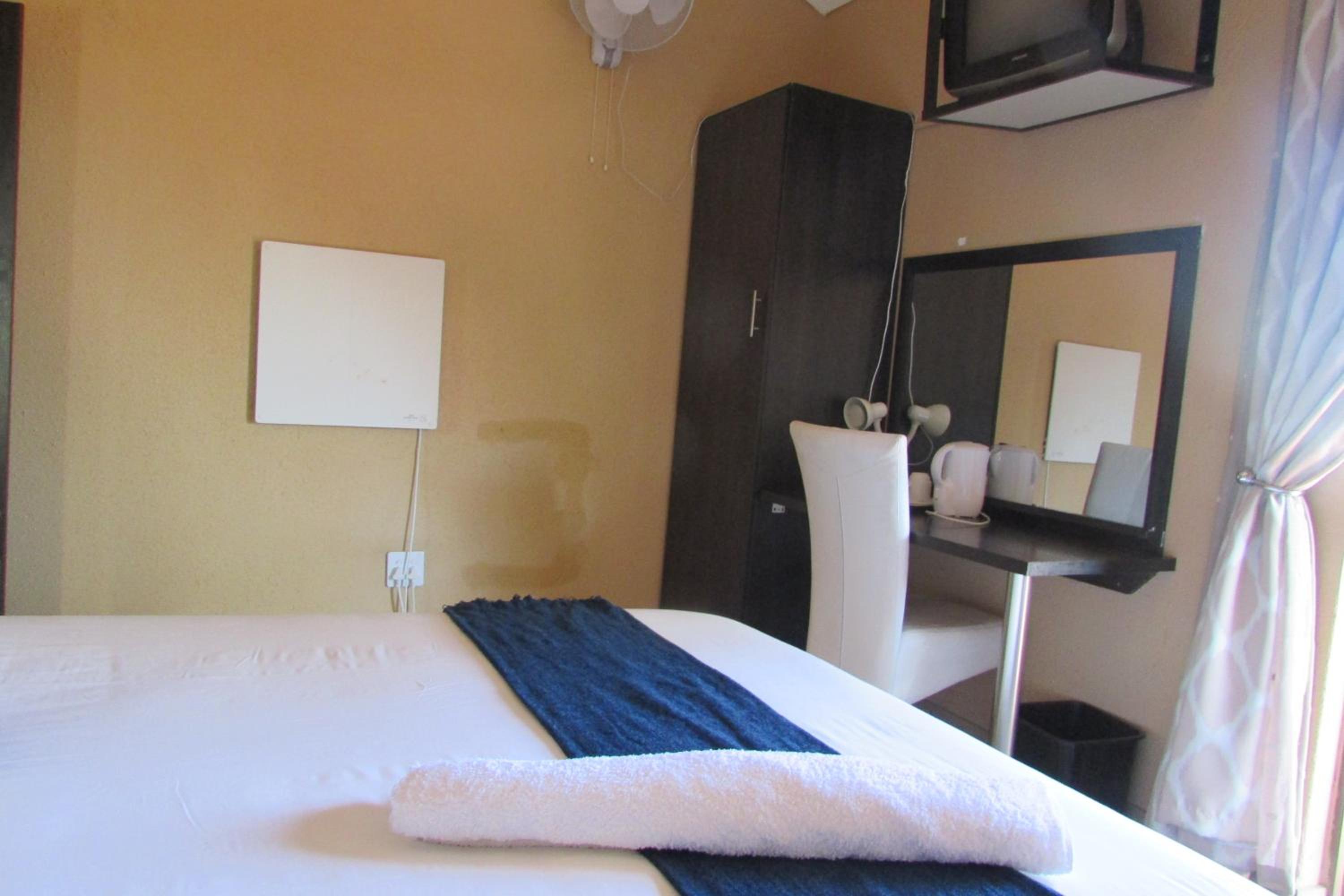 Standard Double or Twin Room with Garden View - Photo 5