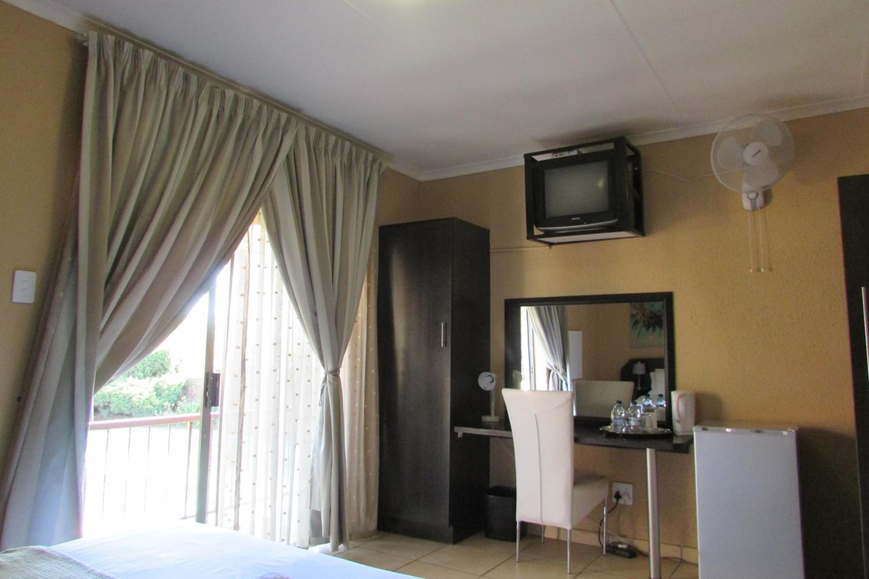 Standard Double or Twin Room with Garden View - Photo 8