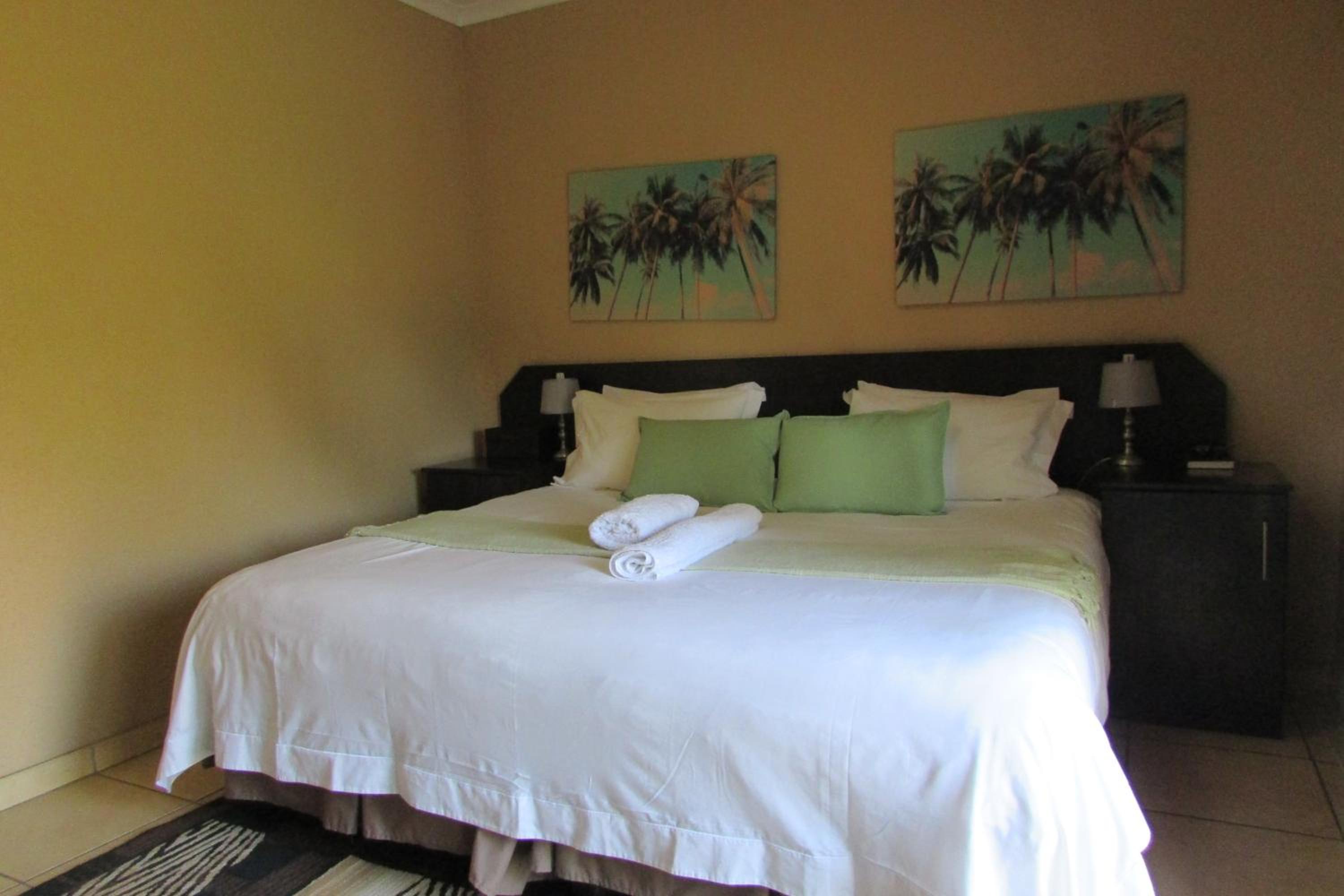 Double or Twin Room with Private Bathroom - Photo 2