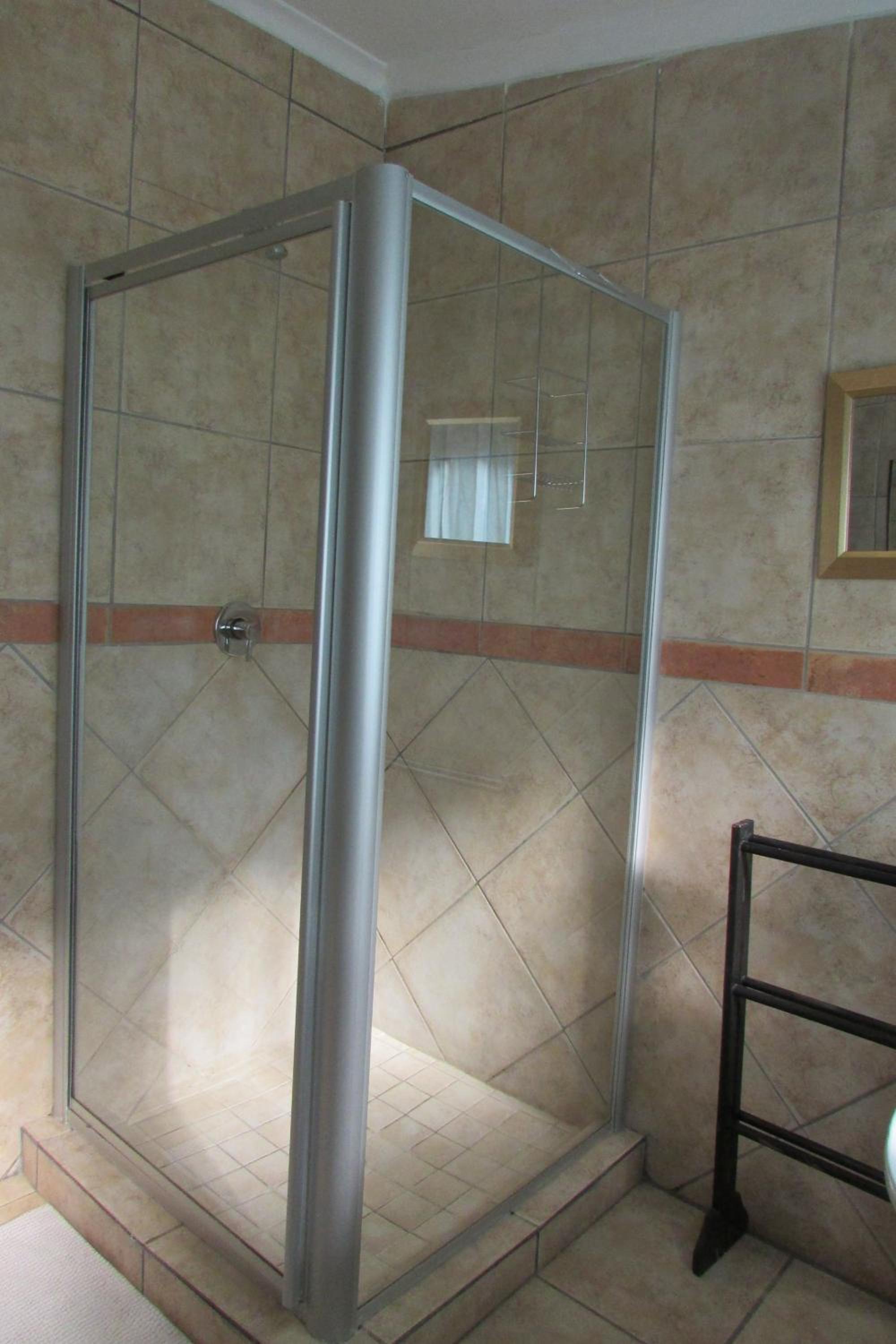 Double or Twin Room with Private Bathroom - Photo 10