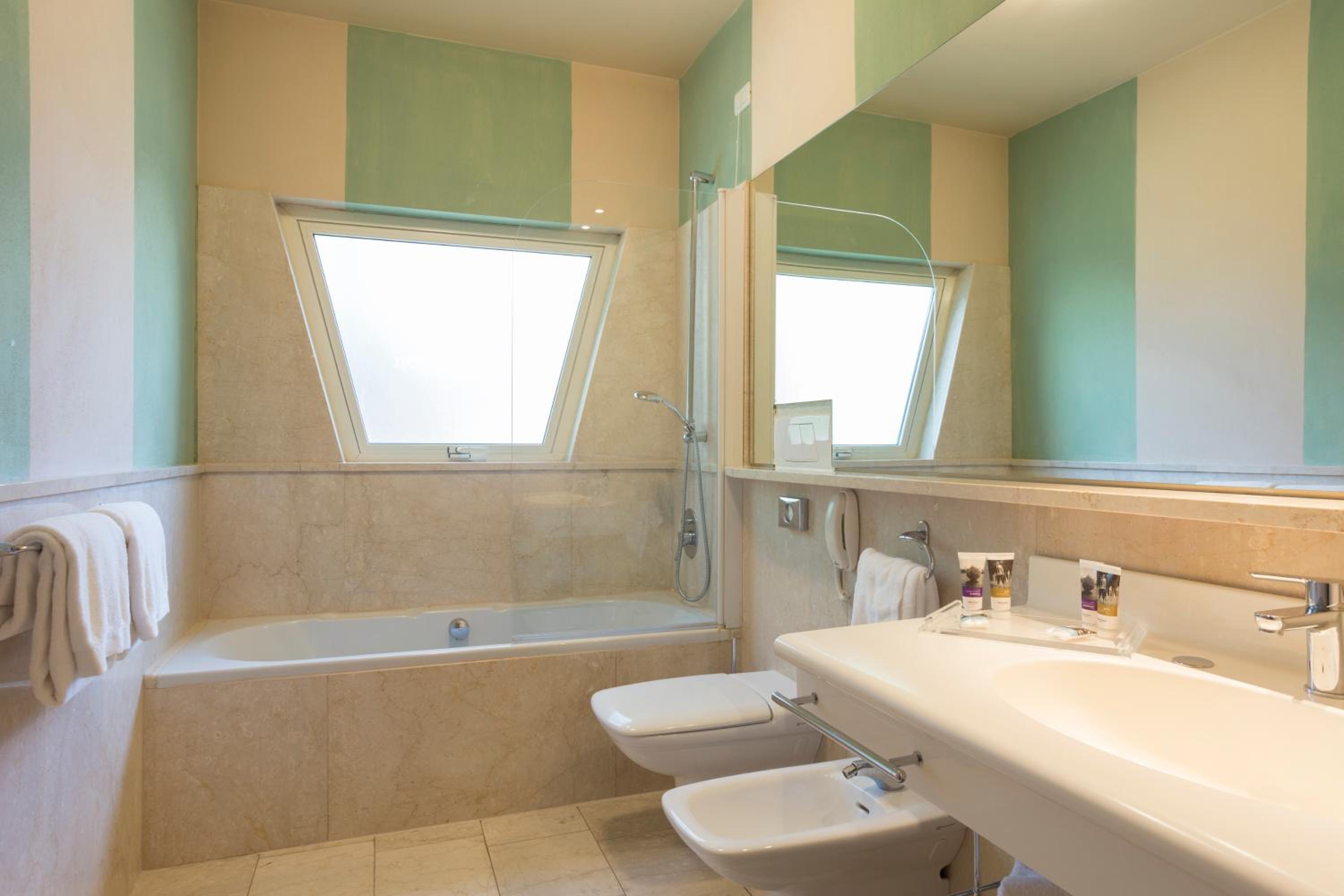 Deluxe Triple Room - Photo 8