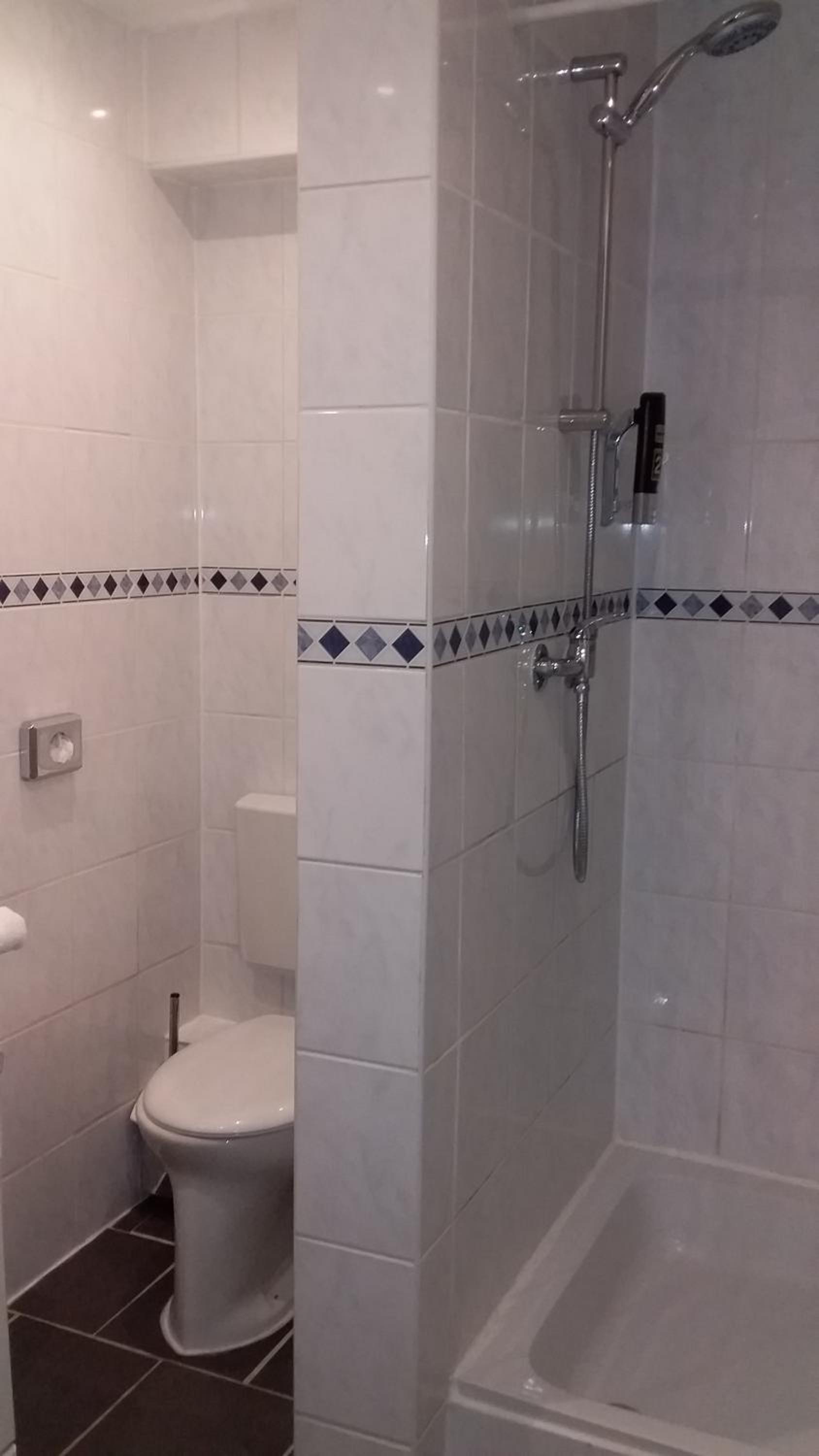 Family Room with Private Bathroom - Photo 3