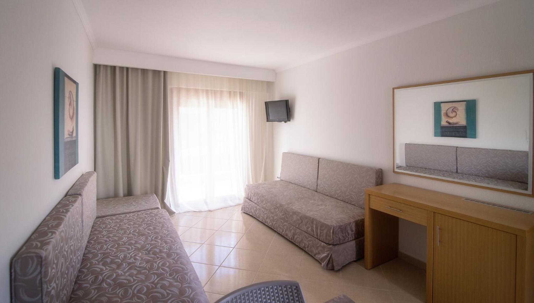 One Bedroom Apartment with Balcony - Photo 1
