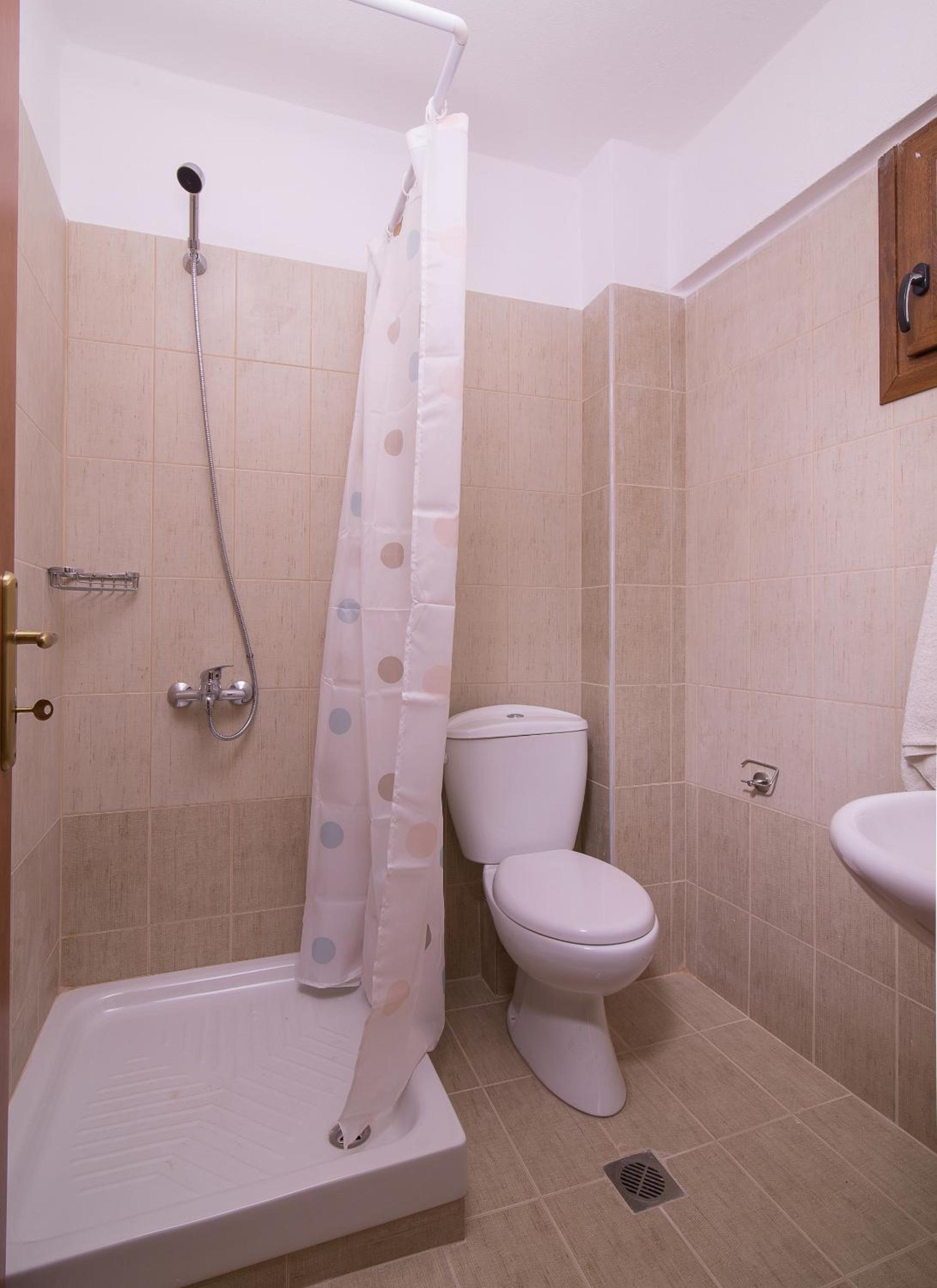 One Bedroom Apartment with Balcony - Photo 2