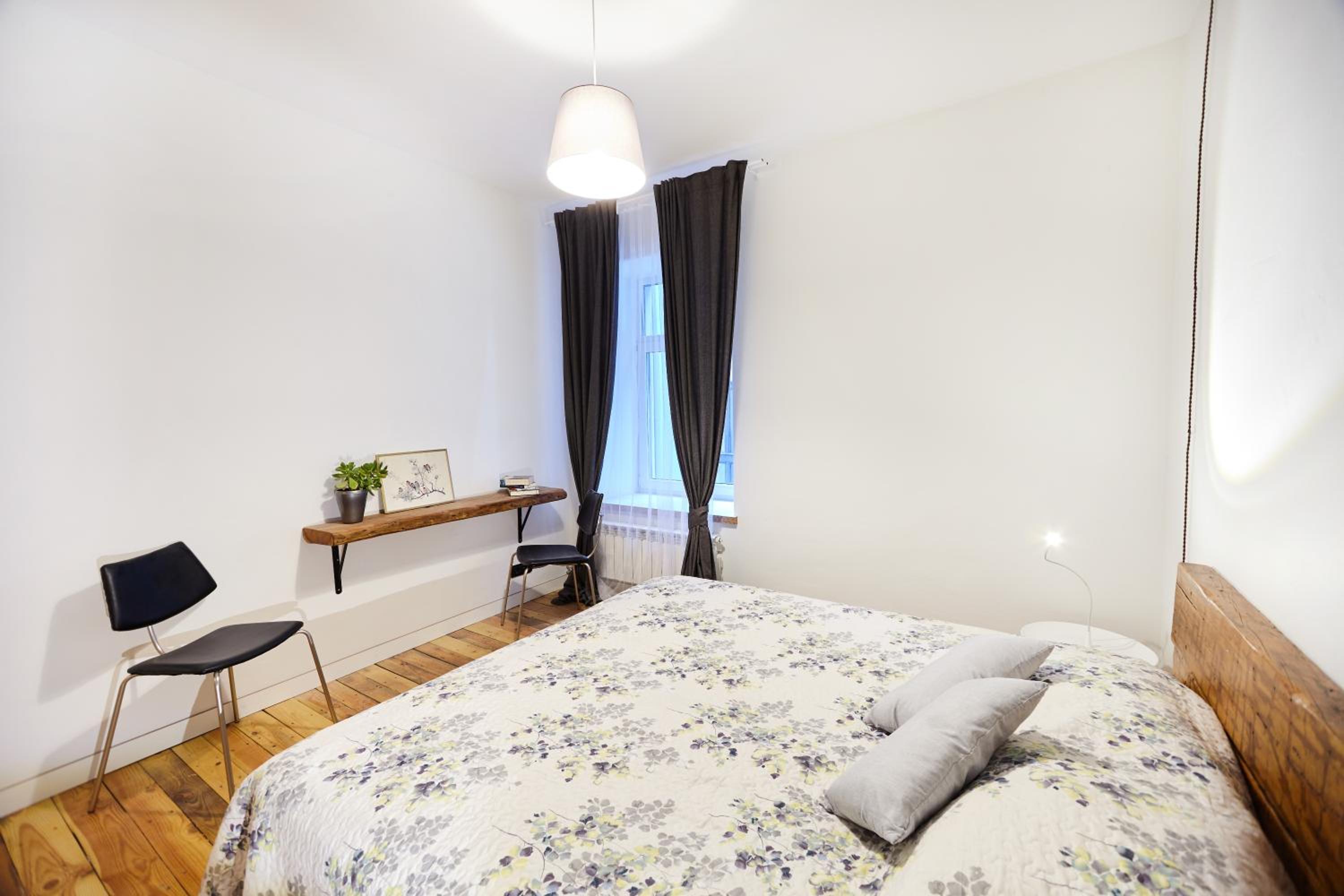 Four-Bedroom Apartment with Balcony  - Photo 9