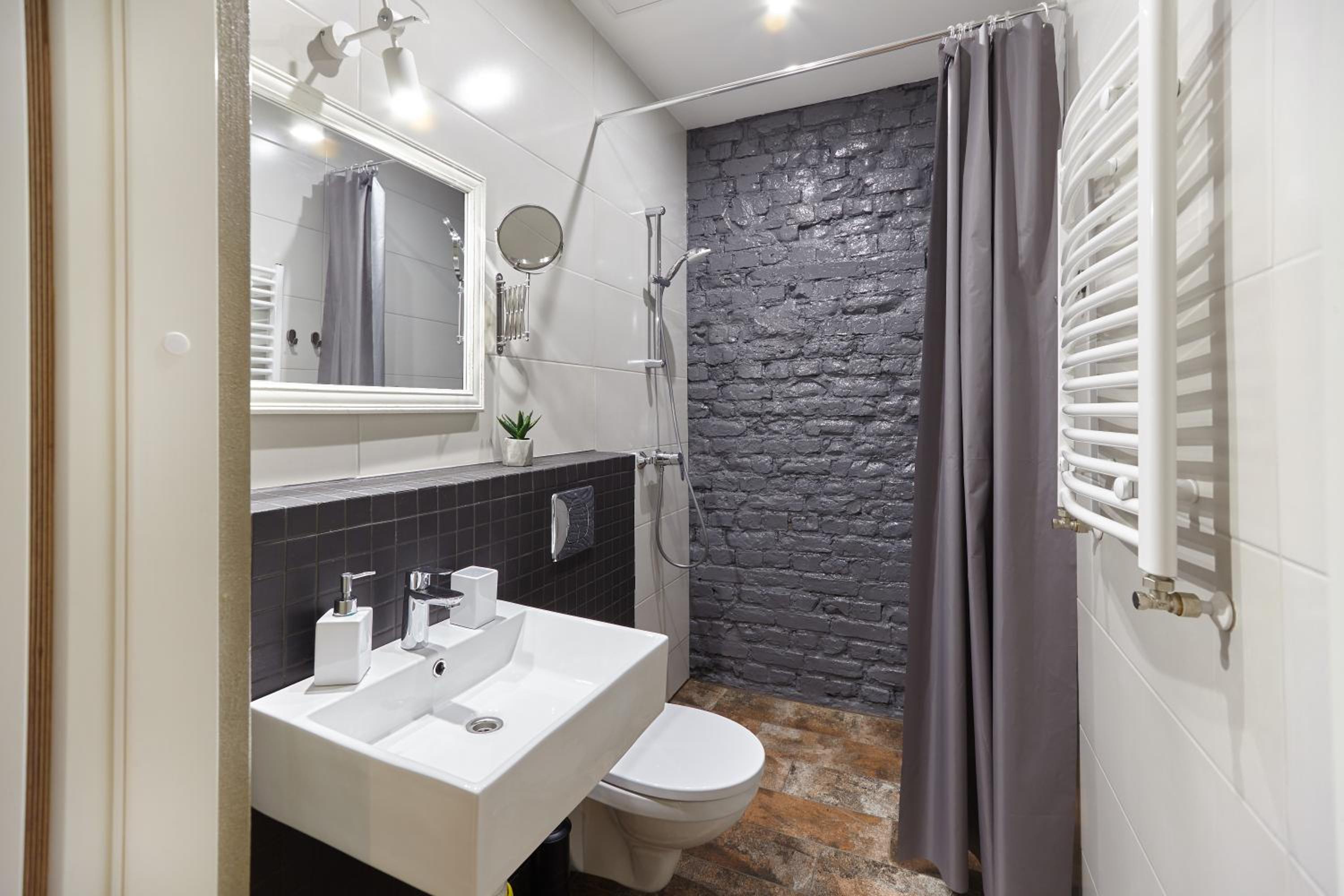 Four-Bedroom Apartment with Balcony  - Photo 15