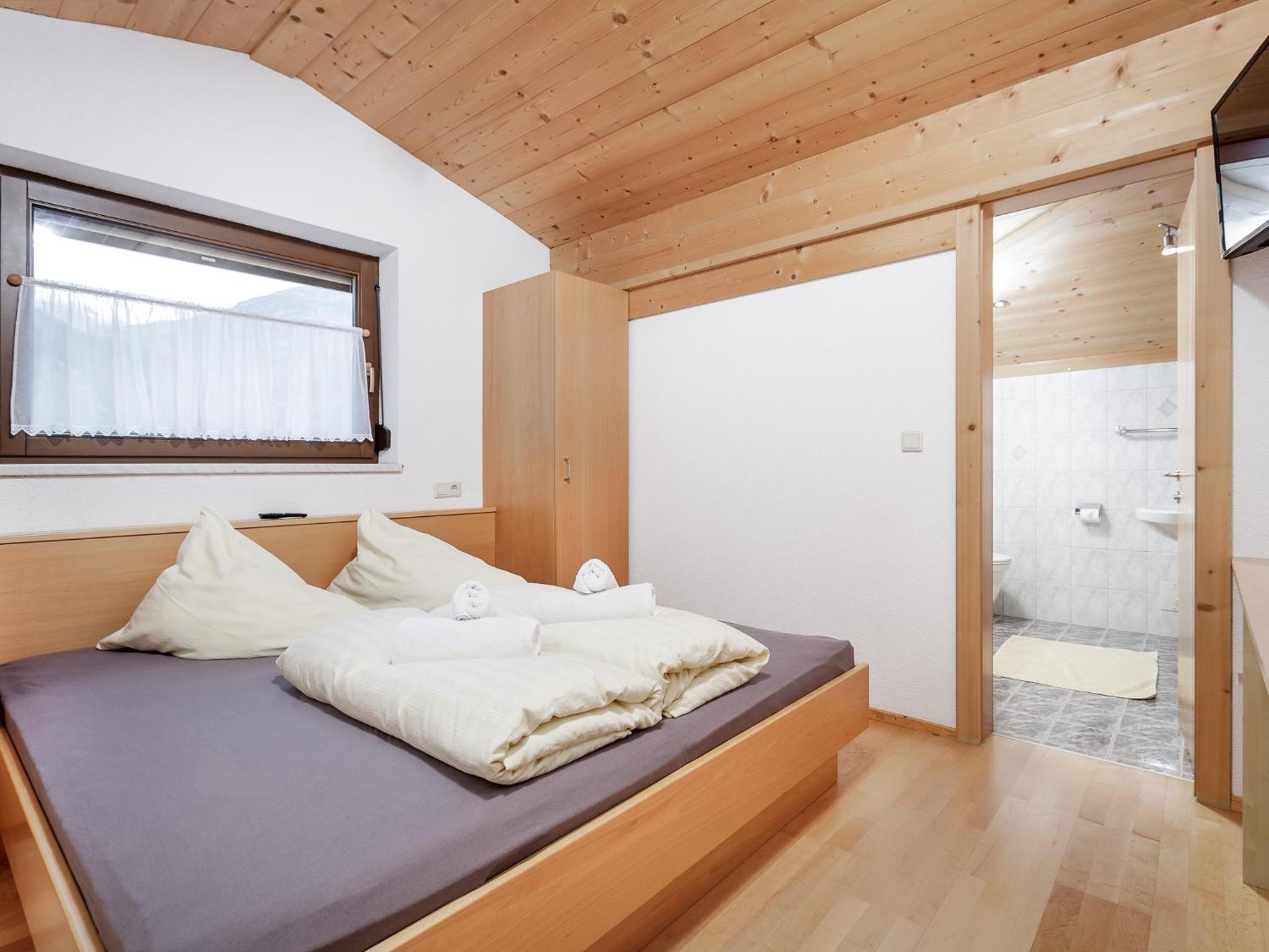 Standard Double Room - Photo 7