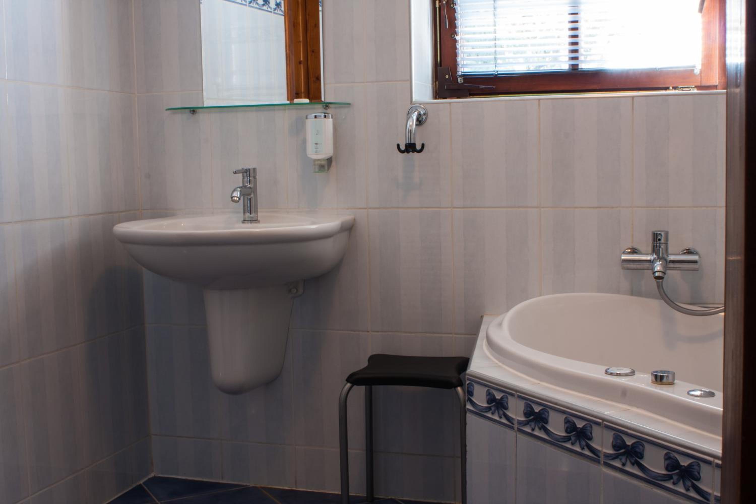 Deluxe Double Room with Bath photo 3