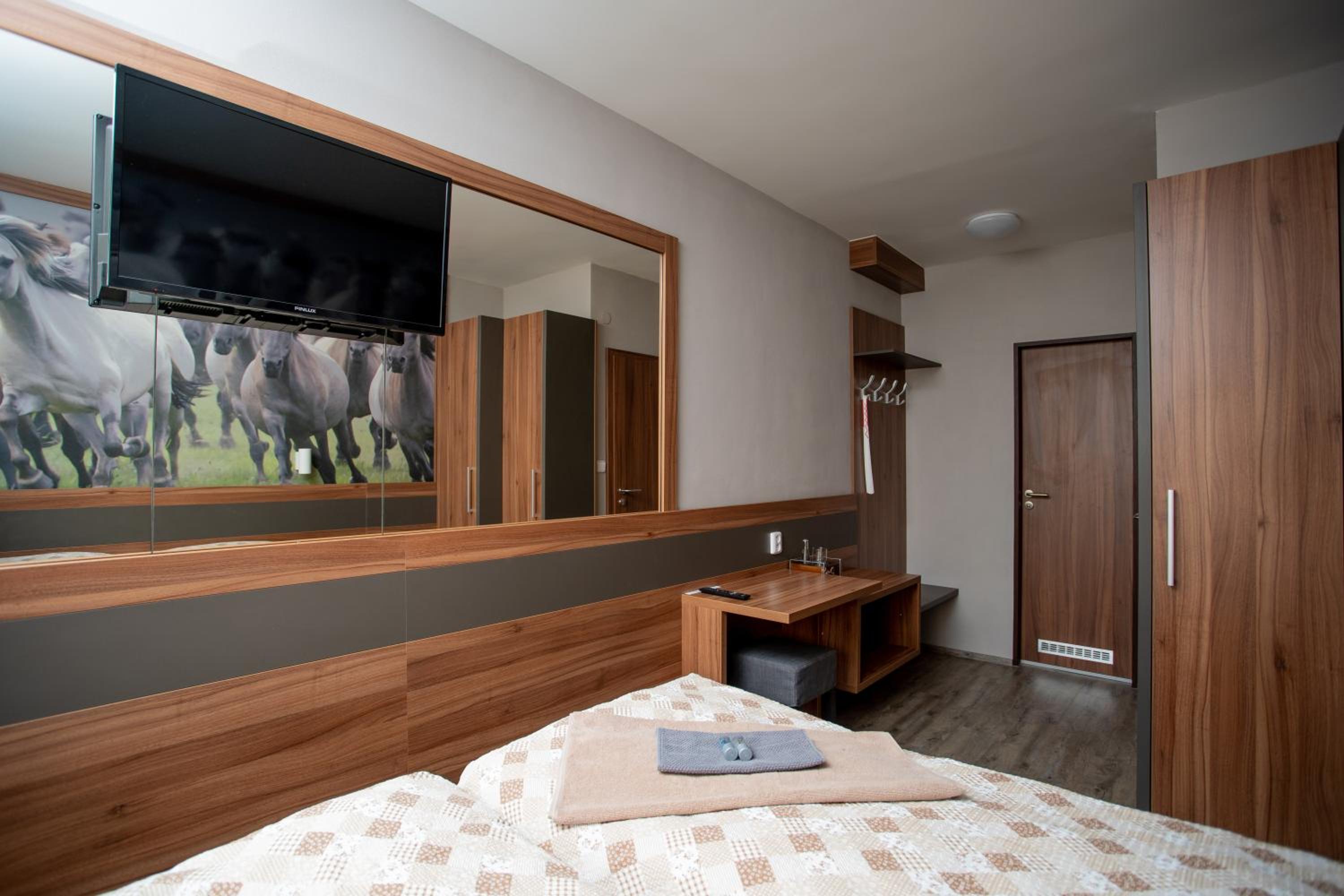 Standard Double or Twin Room - Photo 2