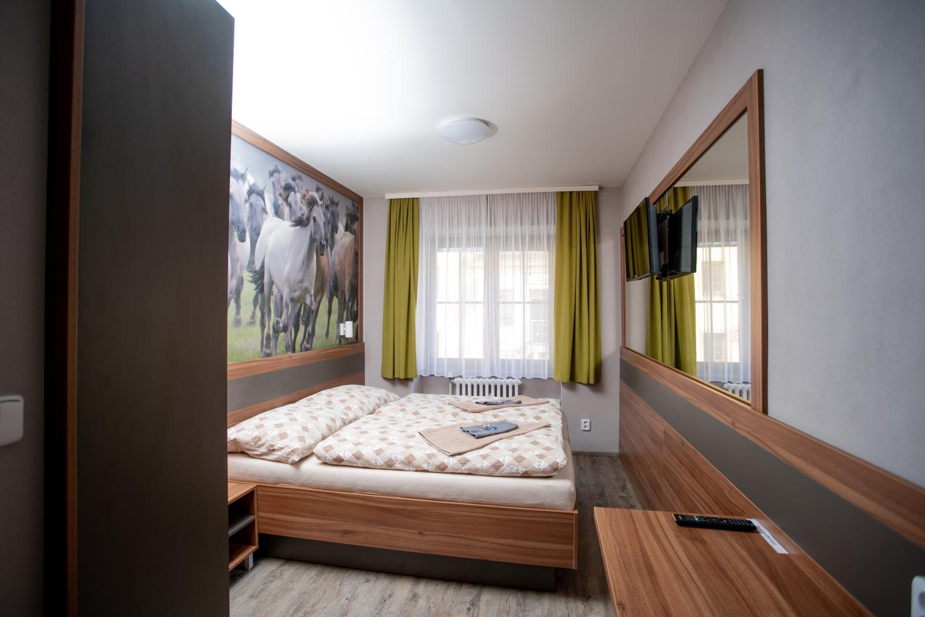 Standard Double or Twin Room - Photo 8