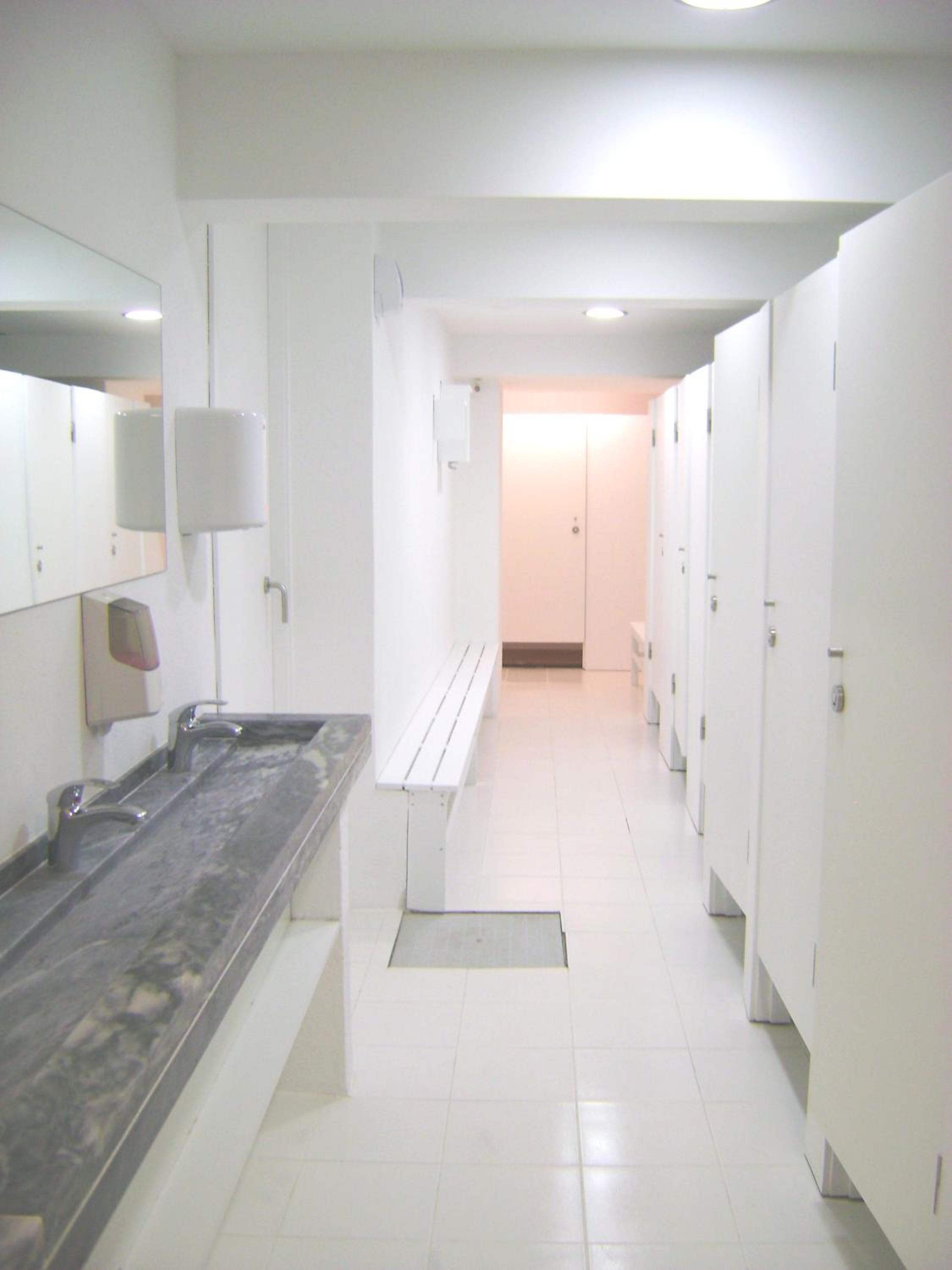 Bed in 6-Bed Dormitory Room with Shared Bathroom photo 2