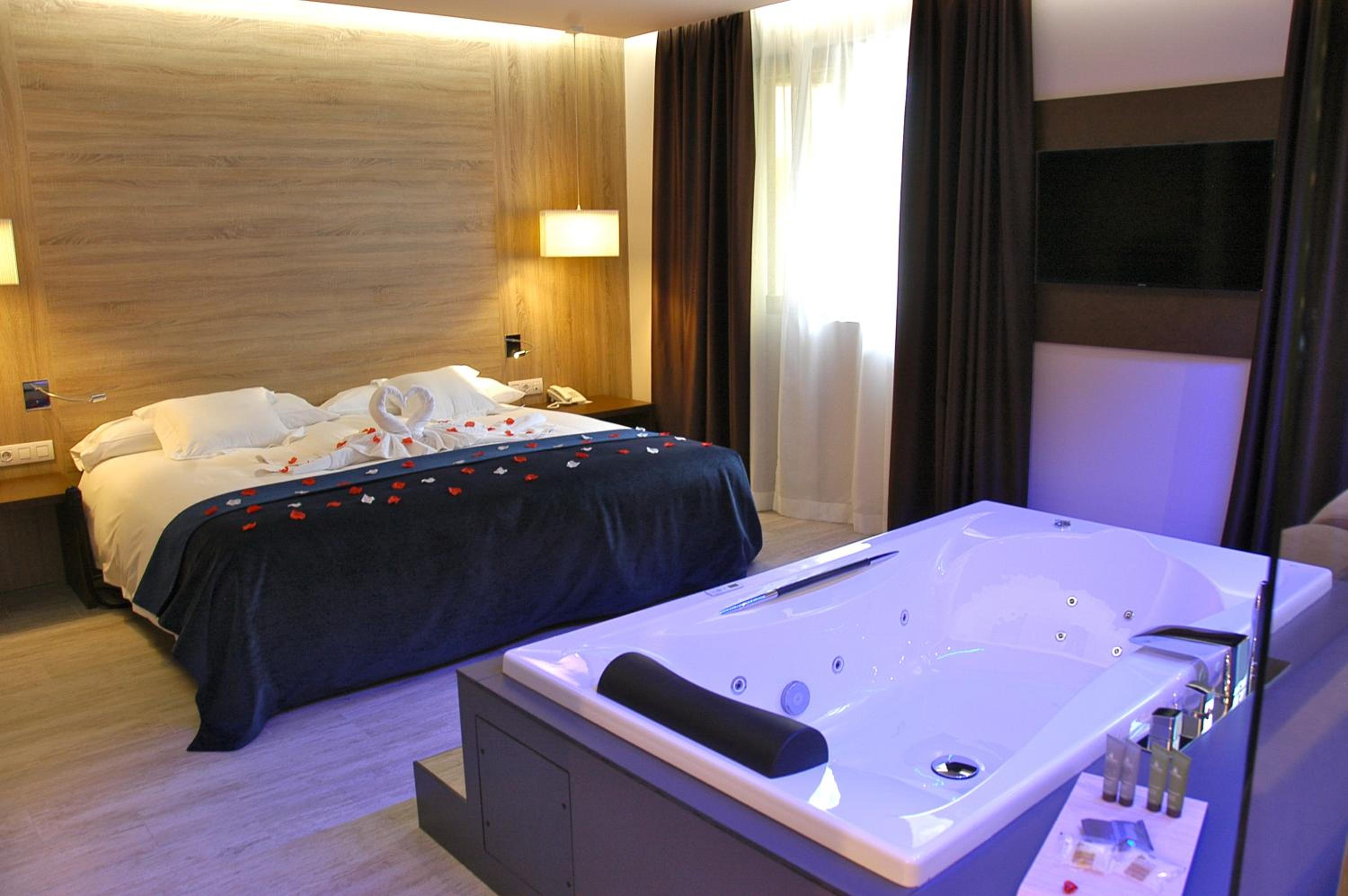 Suite with Hot Tub Syrah - Photo 3