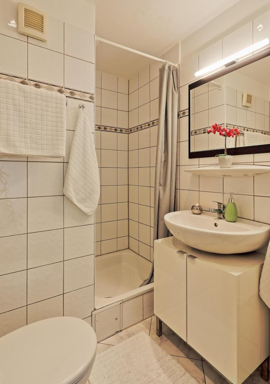 Apartment with Balcony - Photo 3