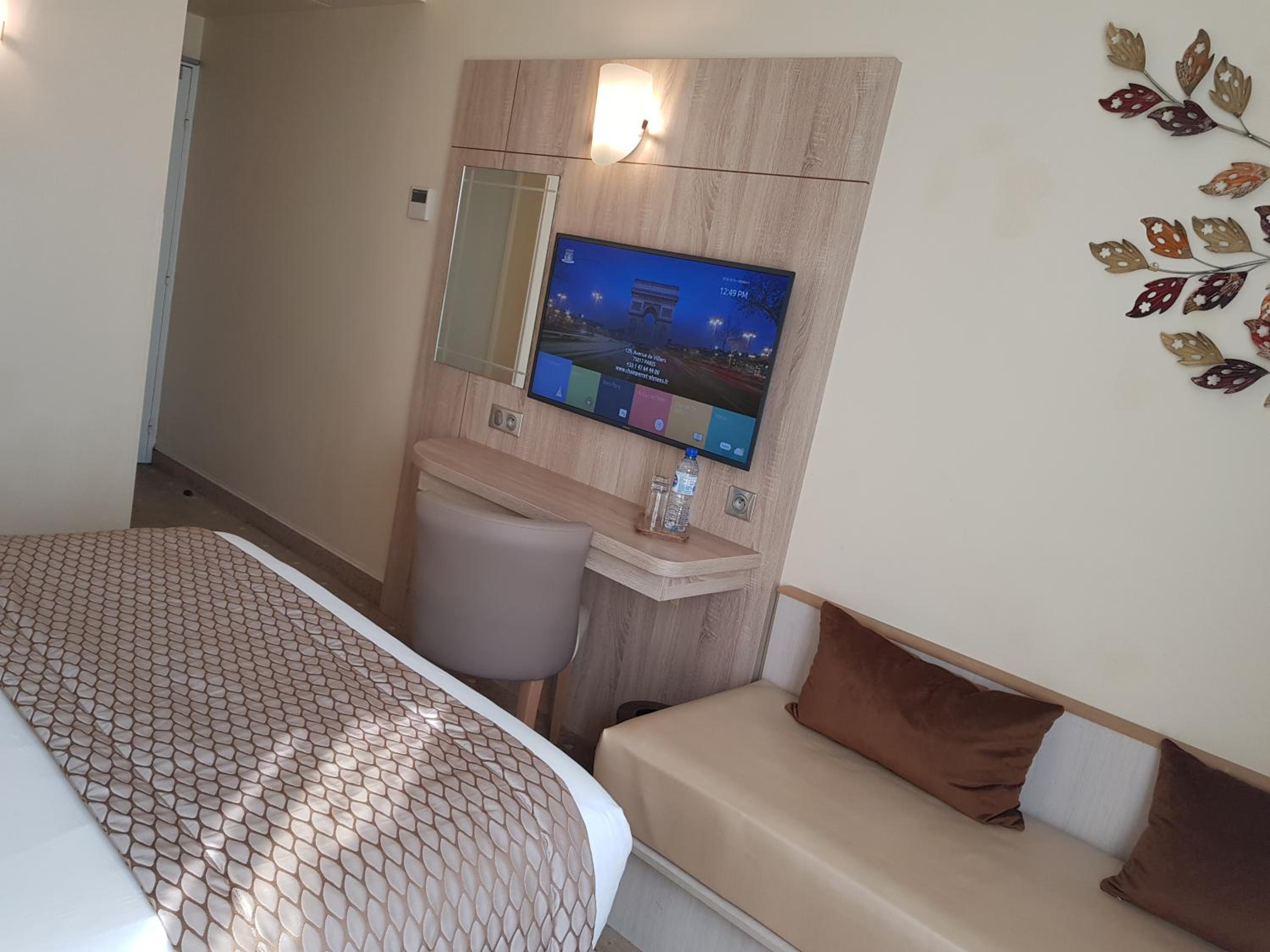Superior Double Room thumbnail 6