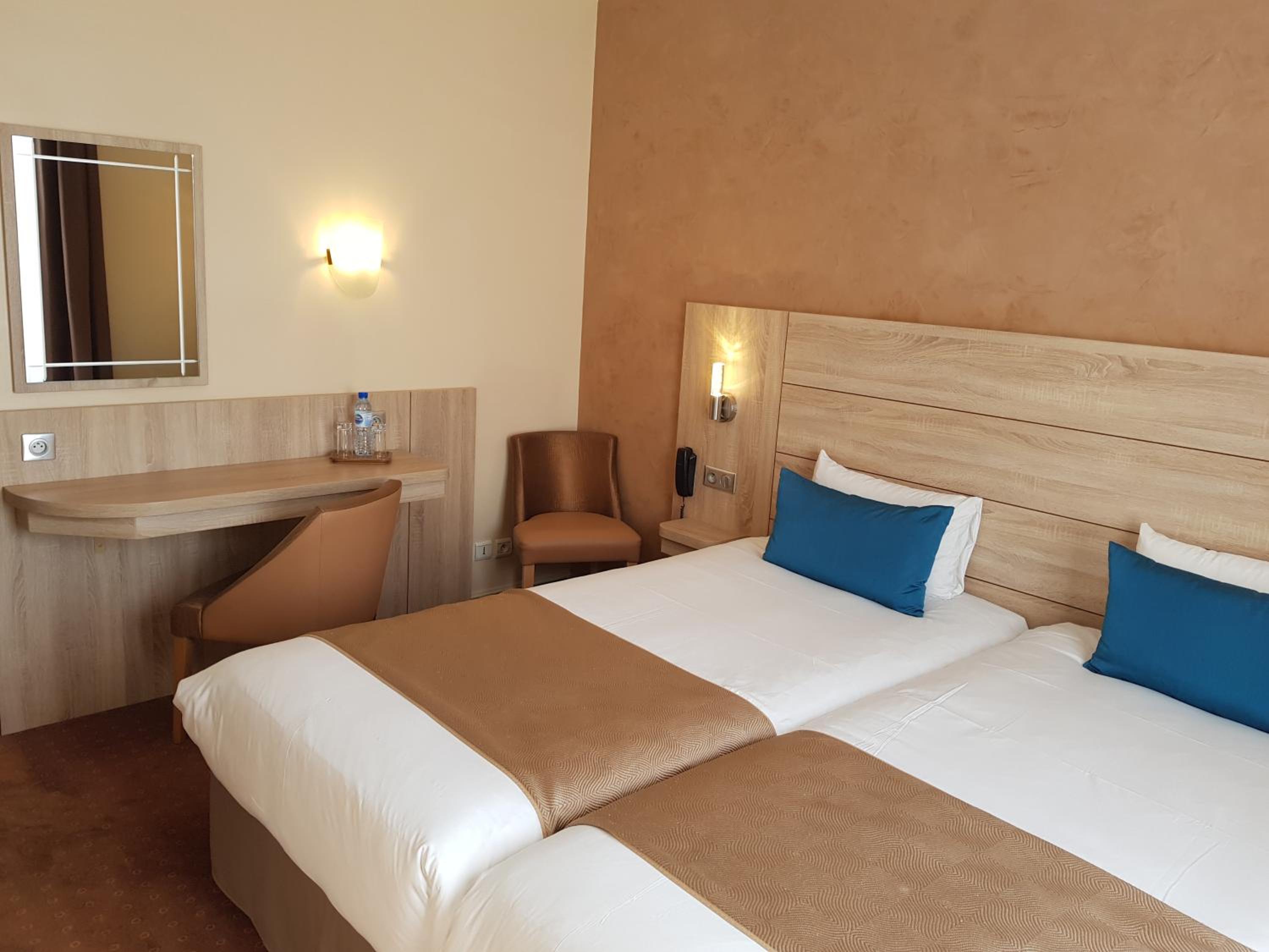 Standard Twin Room thumbnail 6