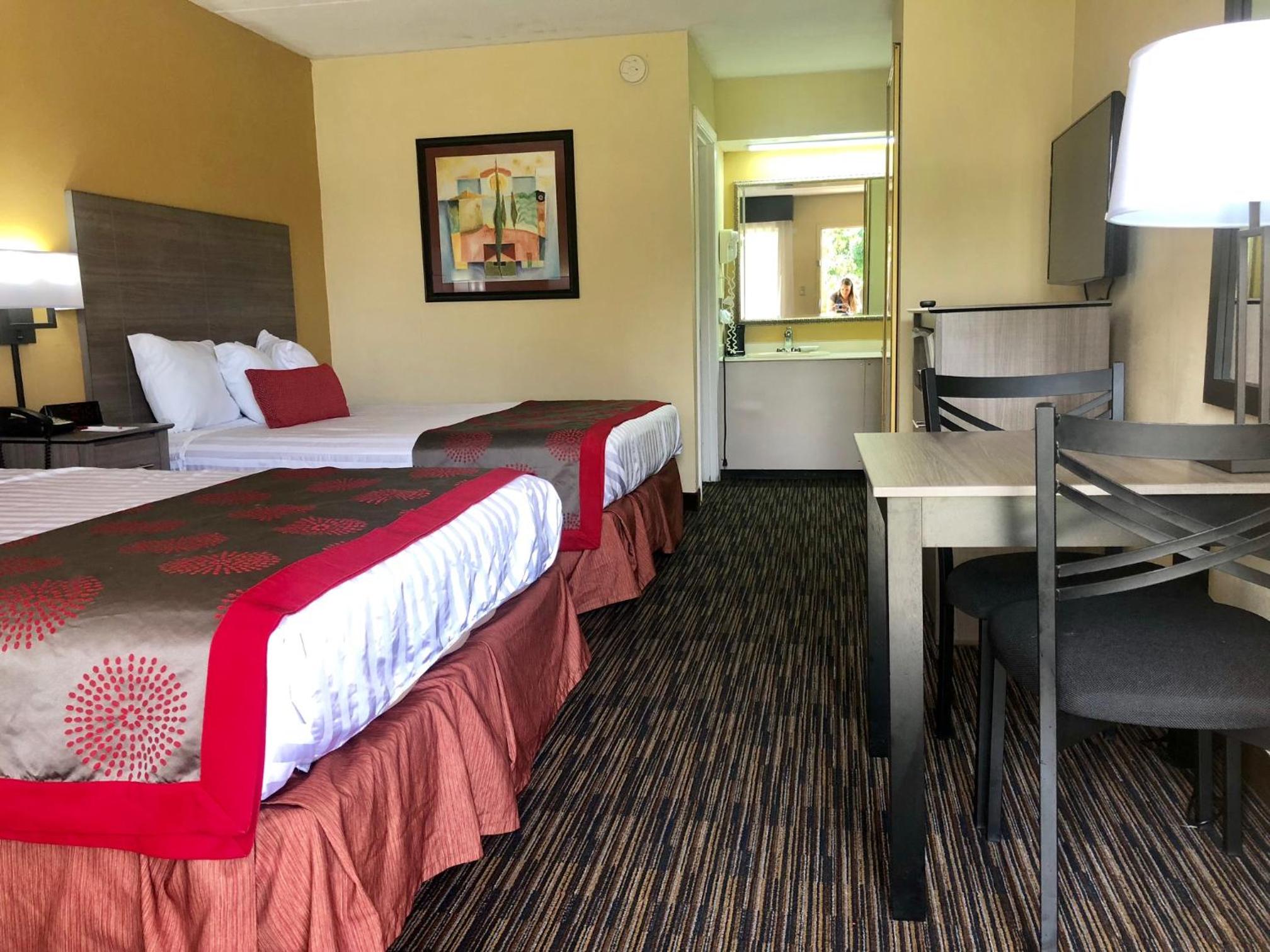 Queen Room with Two Queen Beds - Non-Smoking - Photo 2
