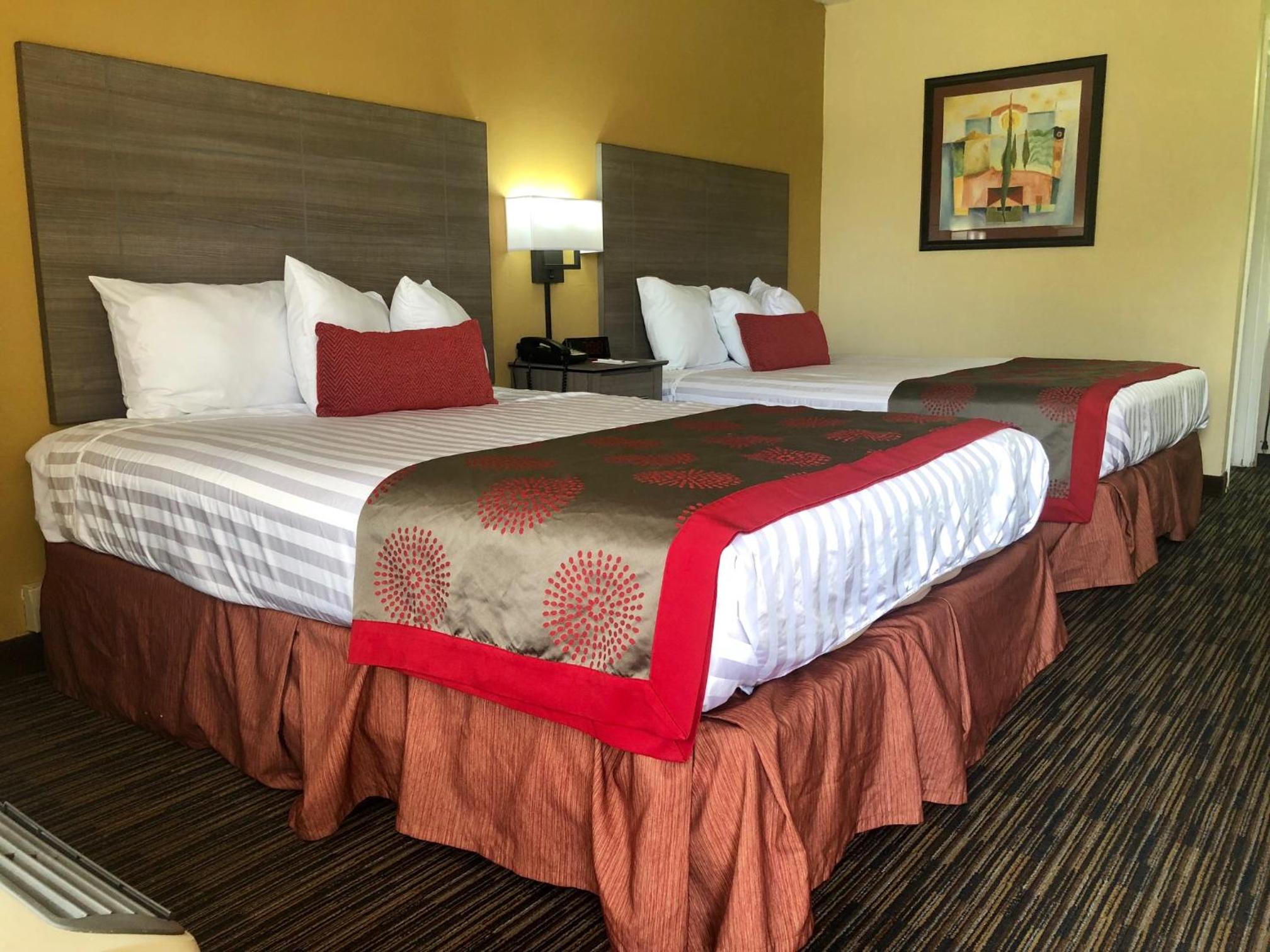 Queen Room with Two Queen Beds - Non-Smoking - Photo 7