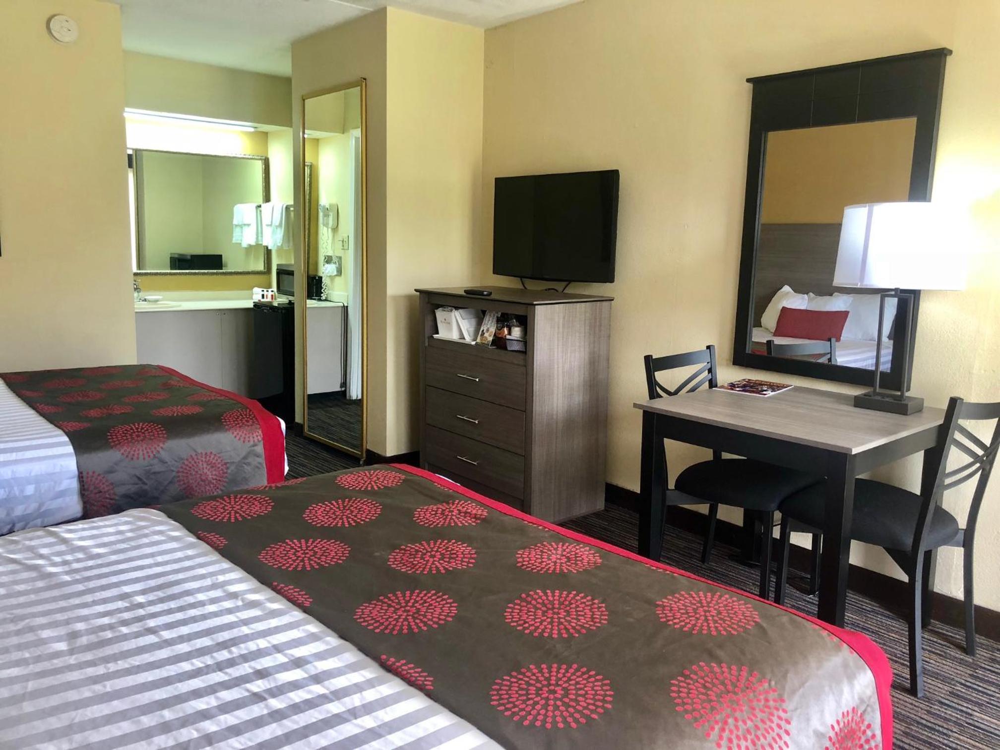 Queen Room with Two Queen Beds - Non-Smoking - Photo 6