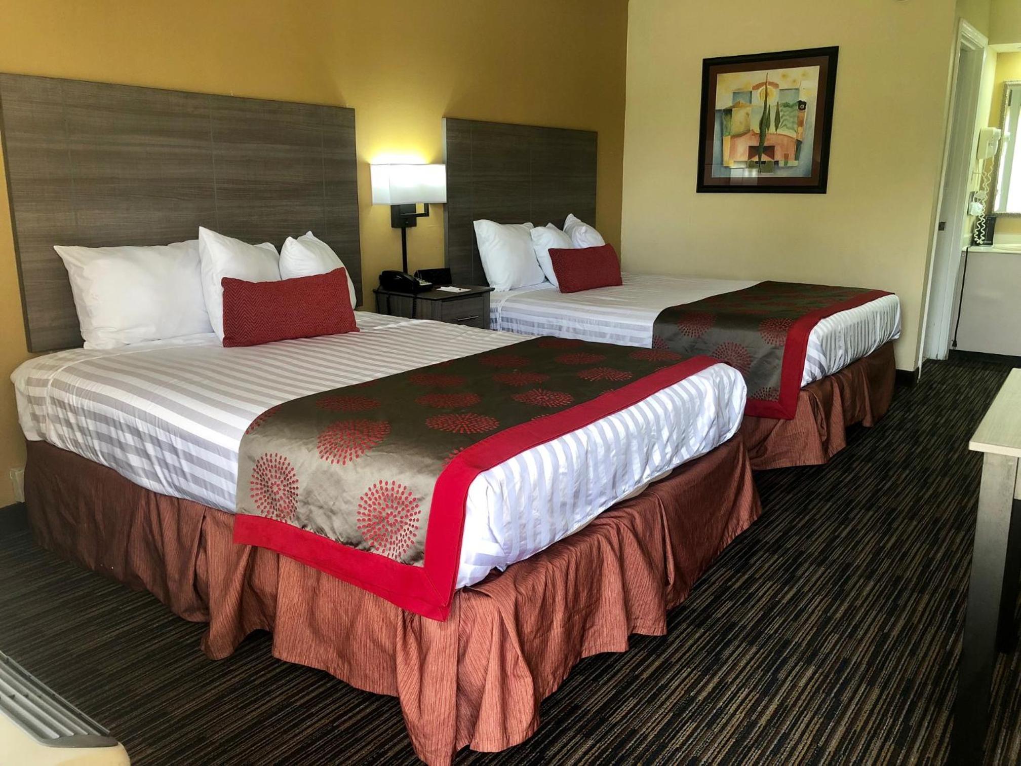 Queen Room with Two Queen Beds - Non-Smoking - Photo 1