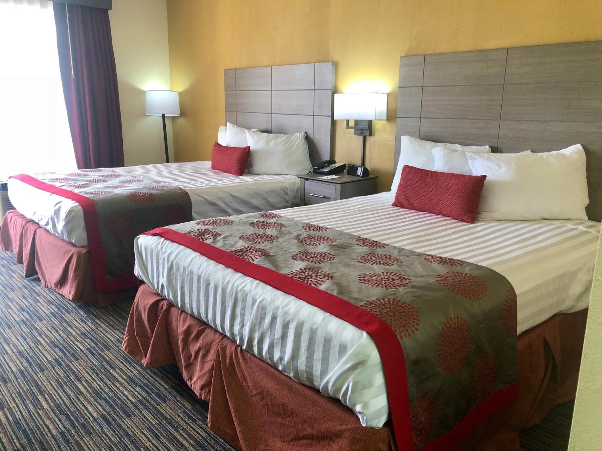 Queen Room with Two Queen Beds - Non-Smoking - Photo 3