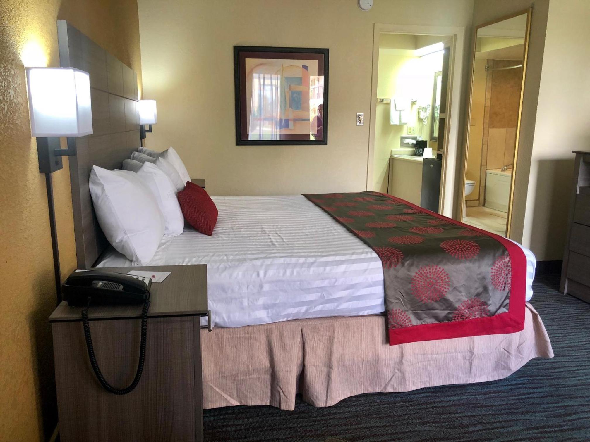 King Room - Non-Smoking - Photo 4