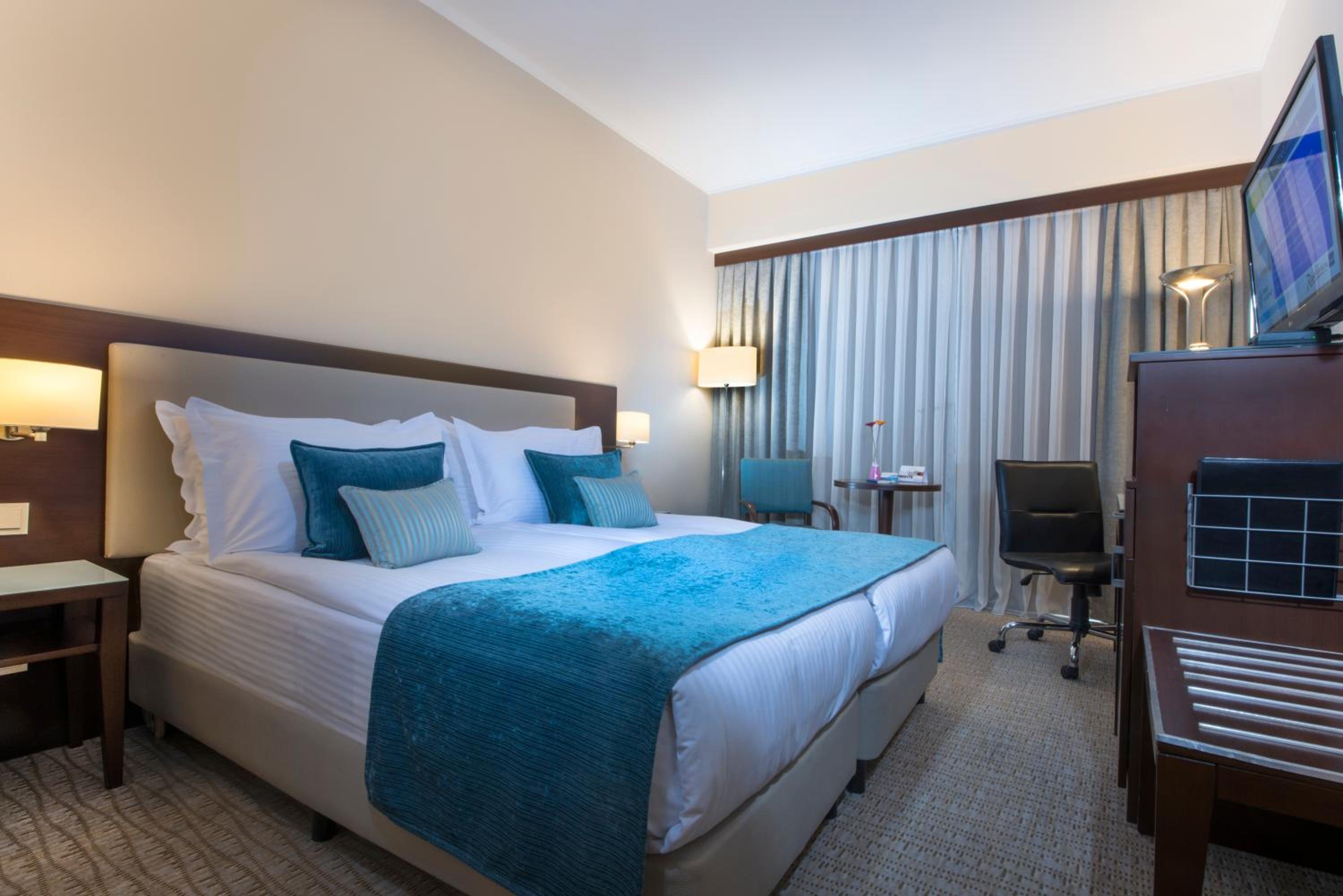 Superior Room with Balcony and City View - Photo 4