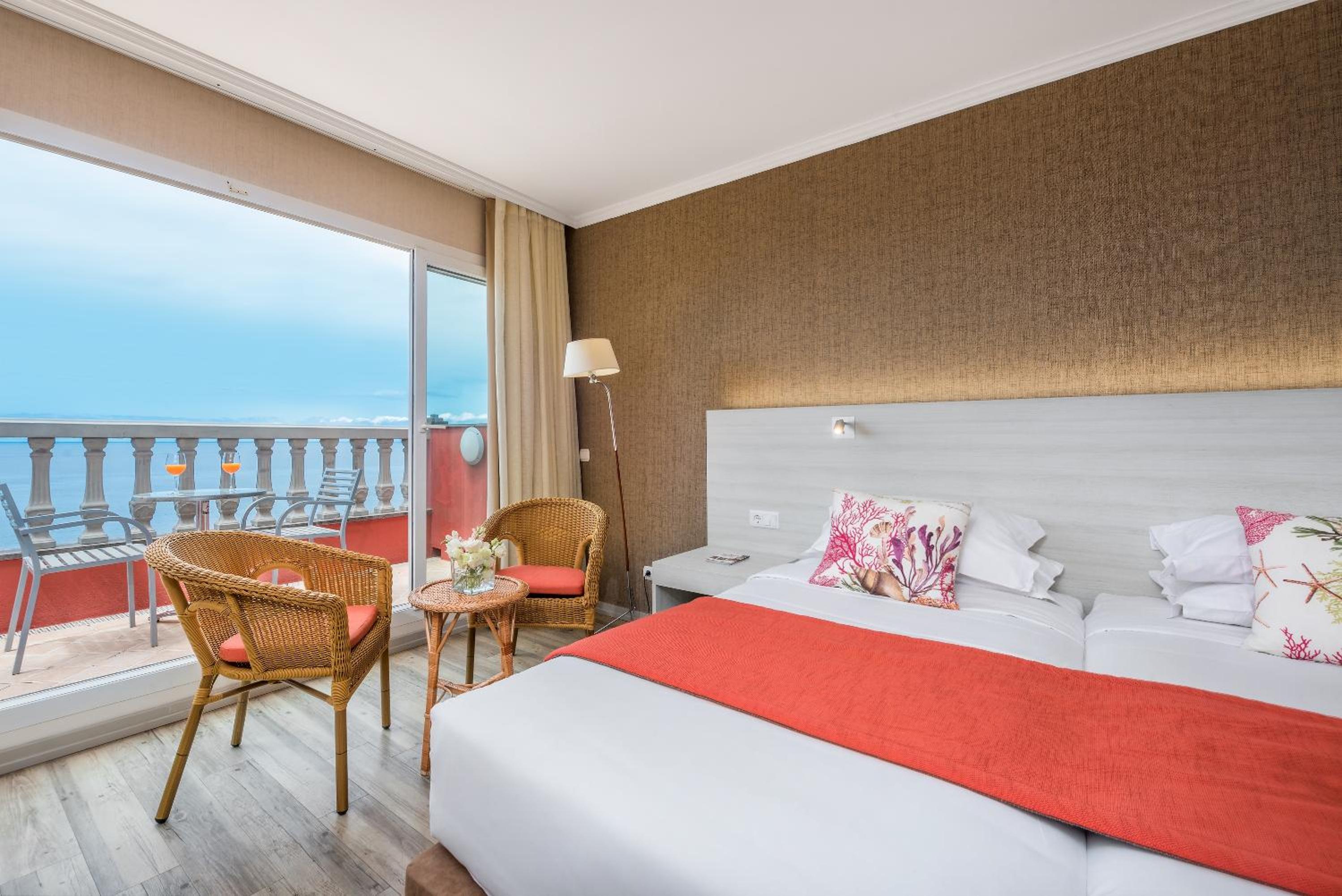 Twin Room with Sea View and Balcony - Photo 6