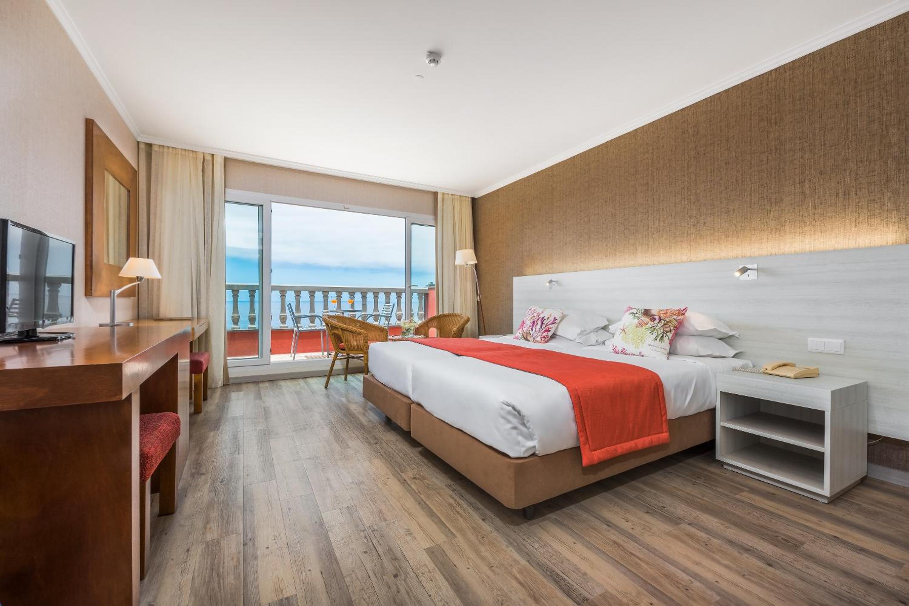 Twin Room with Sea View and Balcony - Photo 1