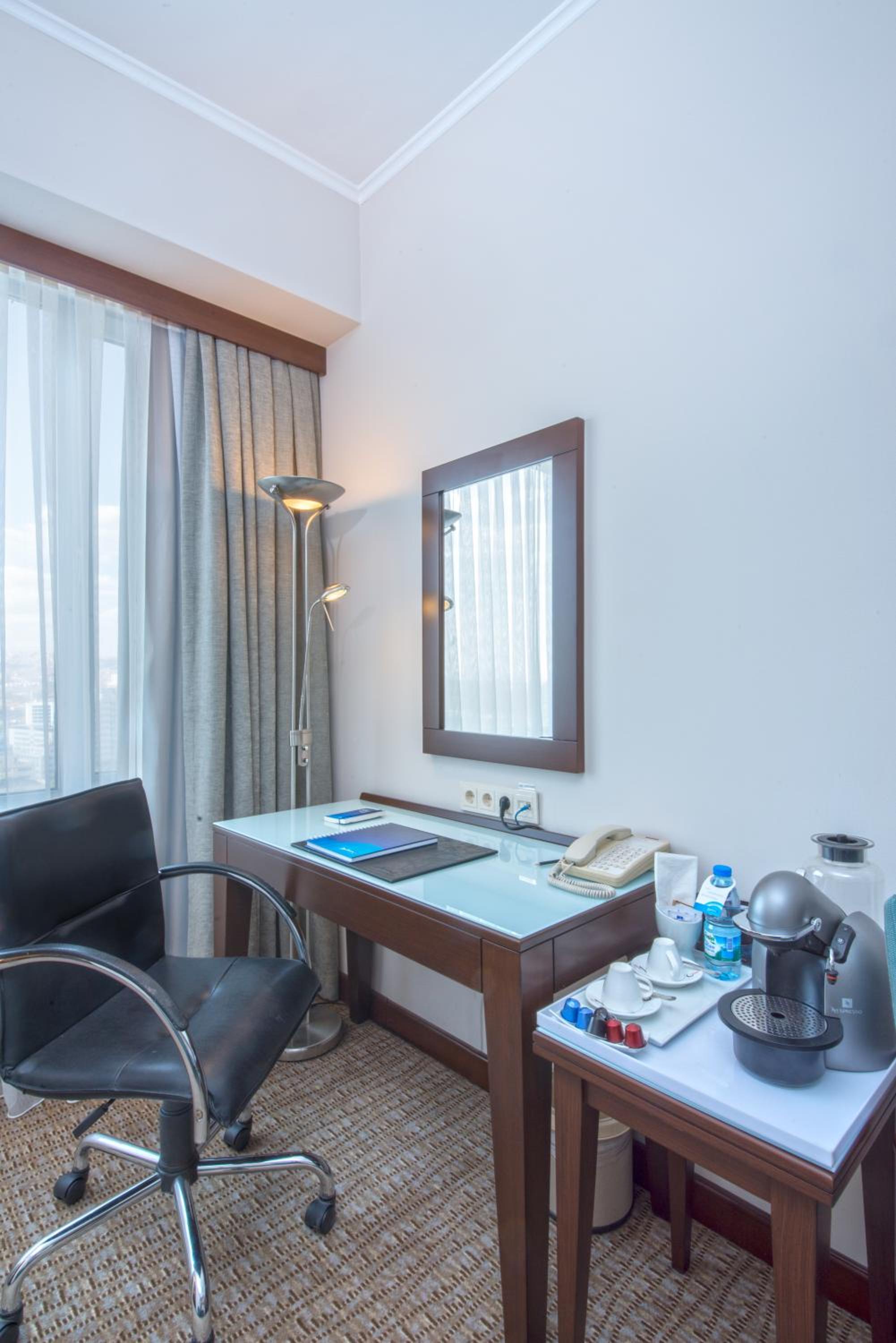 Suite with City View - Photo 5