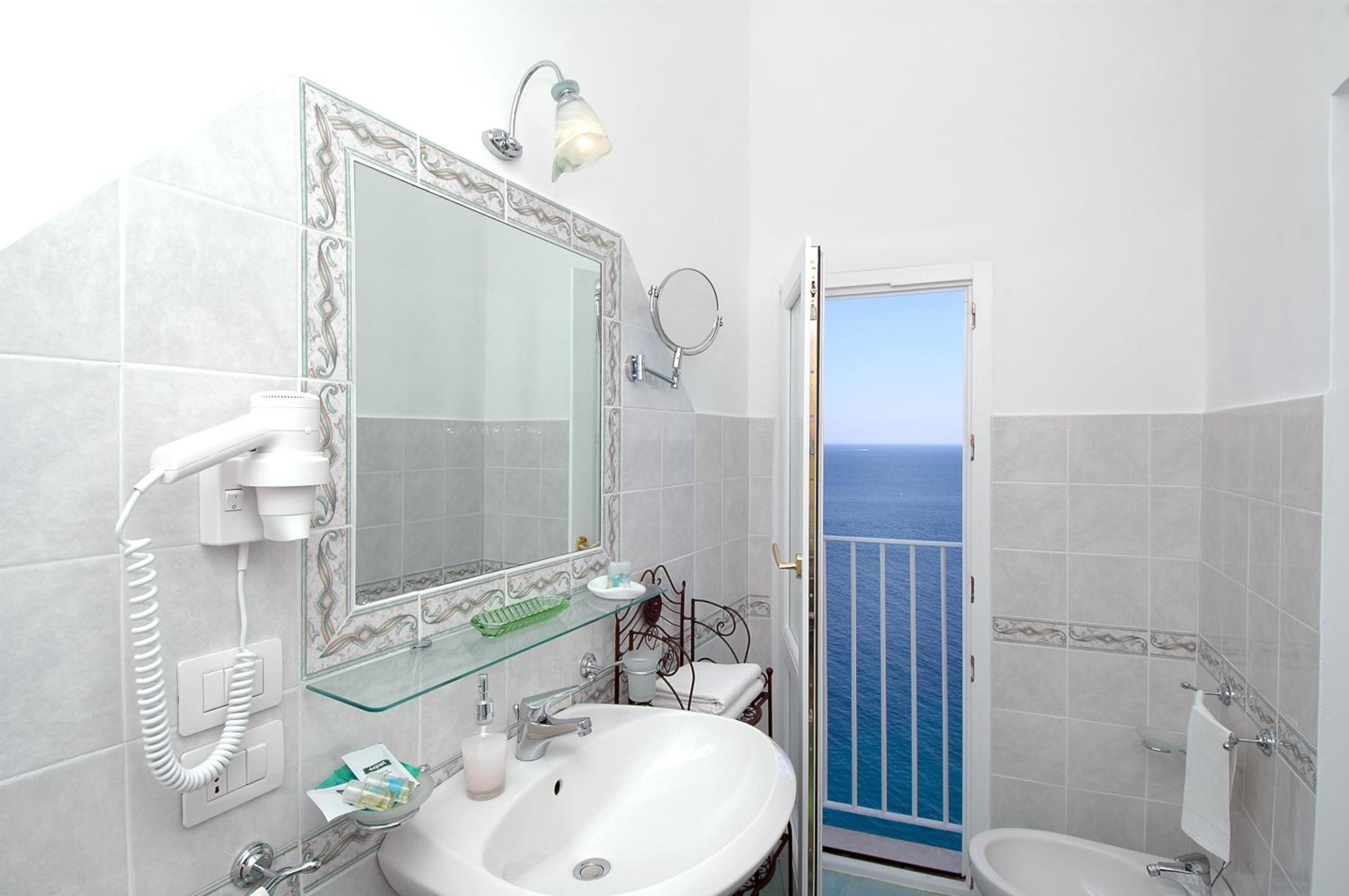 Superior Double Room with Sea View - Photo 5