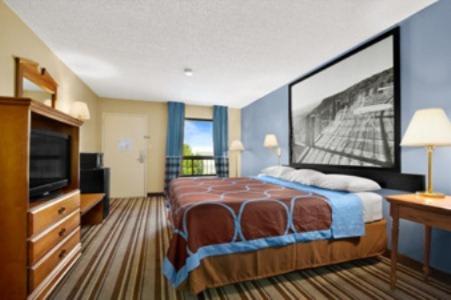 King Room - Non-Smoking - Photo 6