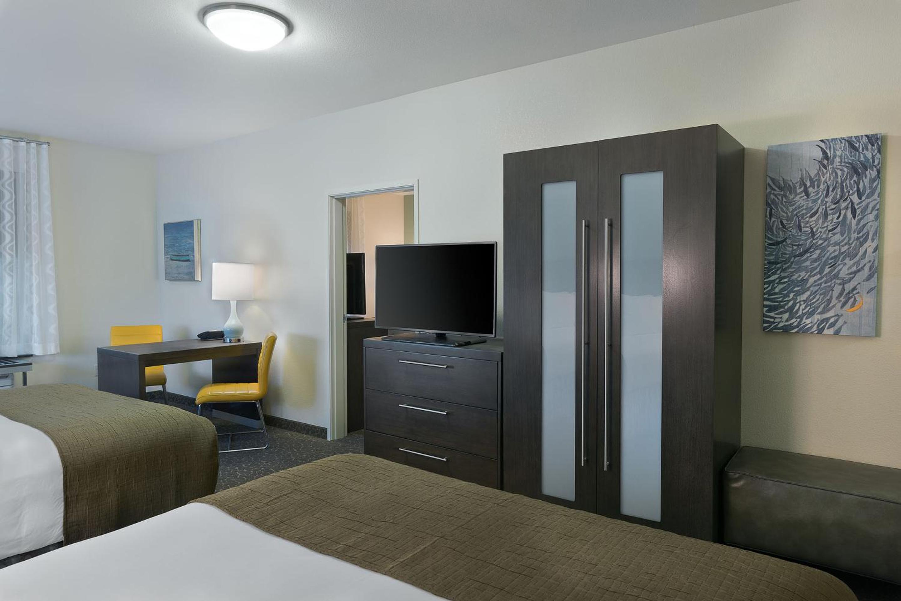 Two Room Family Suite 3 Queen 2 Bathroom photo 2
