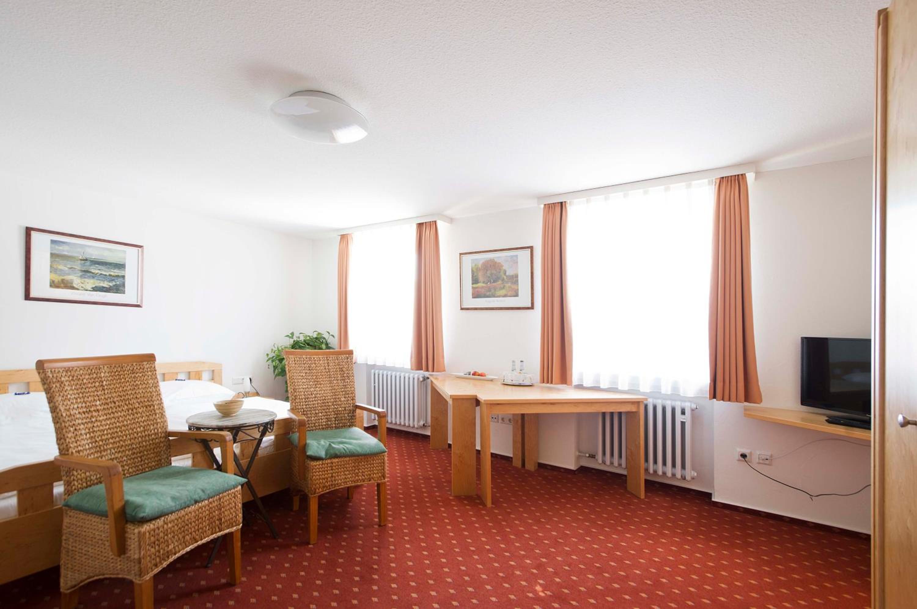 Large Double Room - Photo 3