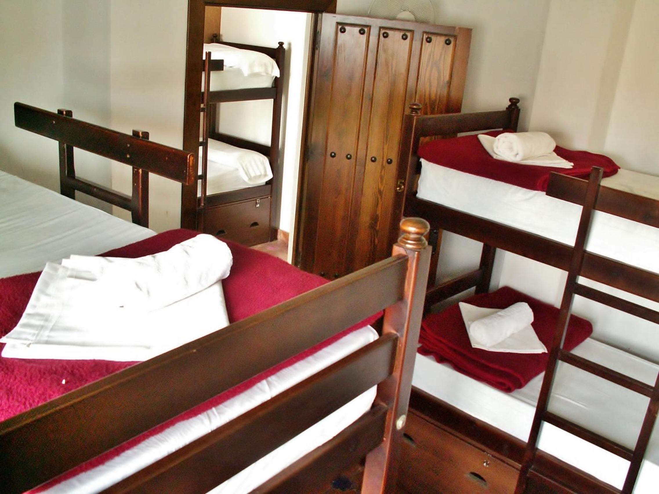 Cama en Habitación Compartida Femenina de 6 Camas