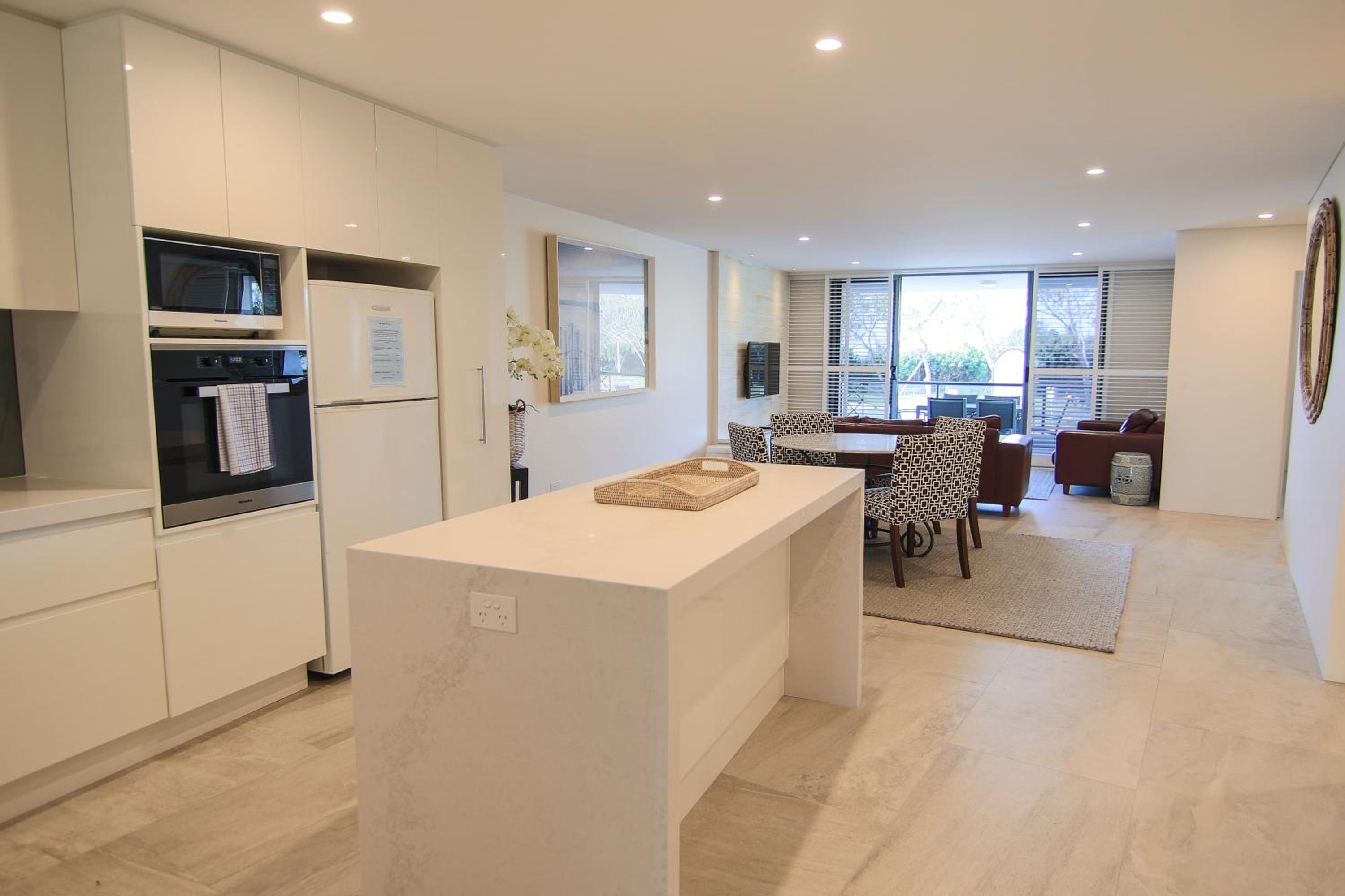 Deluxe Two-Bedroom Apartment With Beach View (Apt 10) photo 3