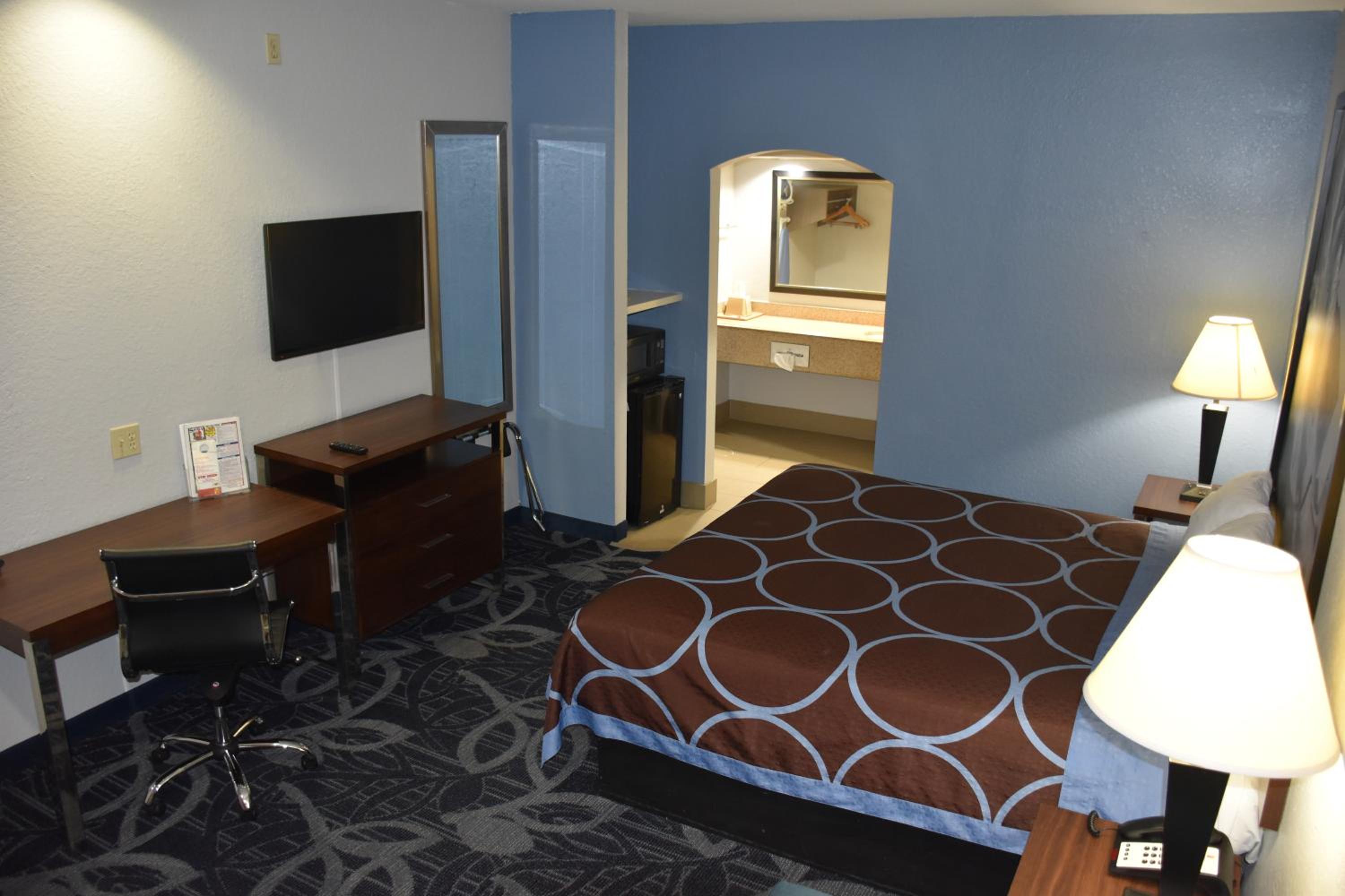 King Room with Roll-In Shower - Mobility Accessible/Smoking