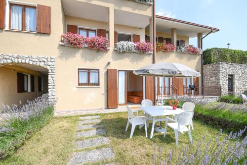 Apartment with Garden and Lake View