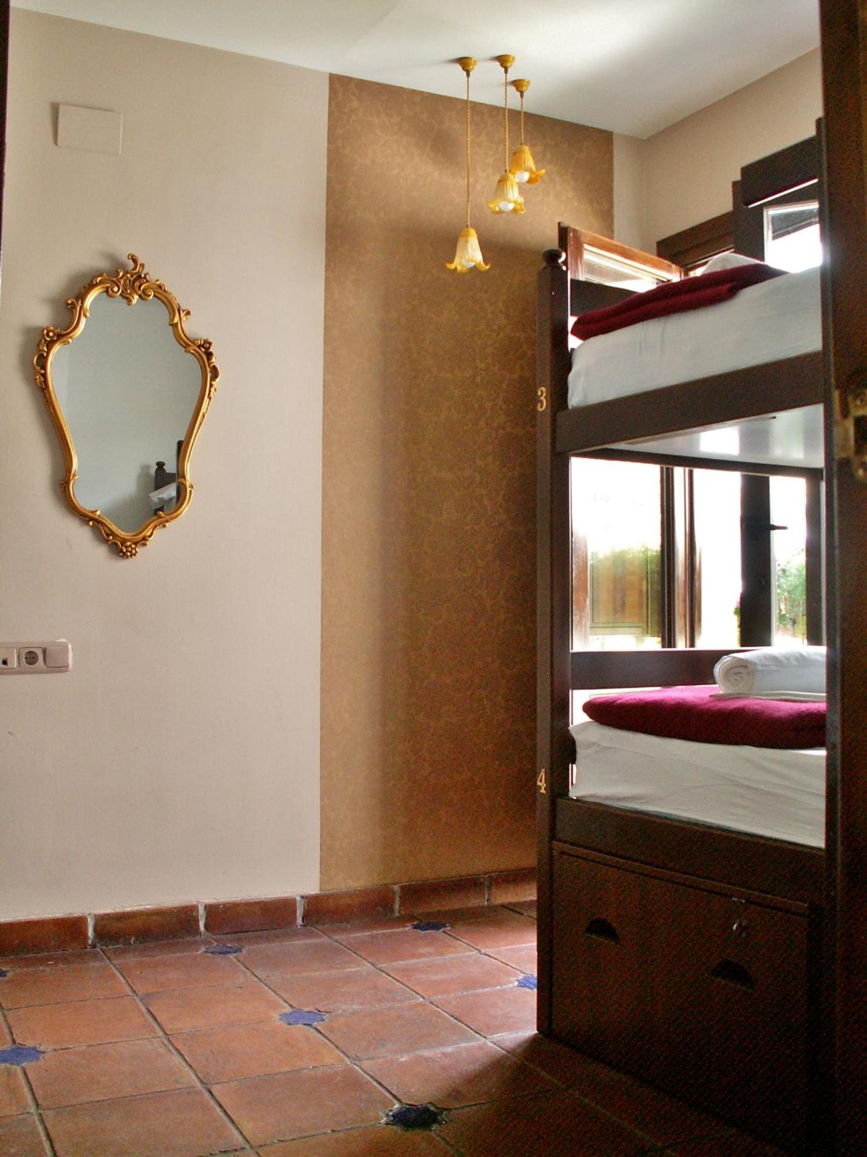 Bed in 6-Bed Mixed Dormitory Room photo 3