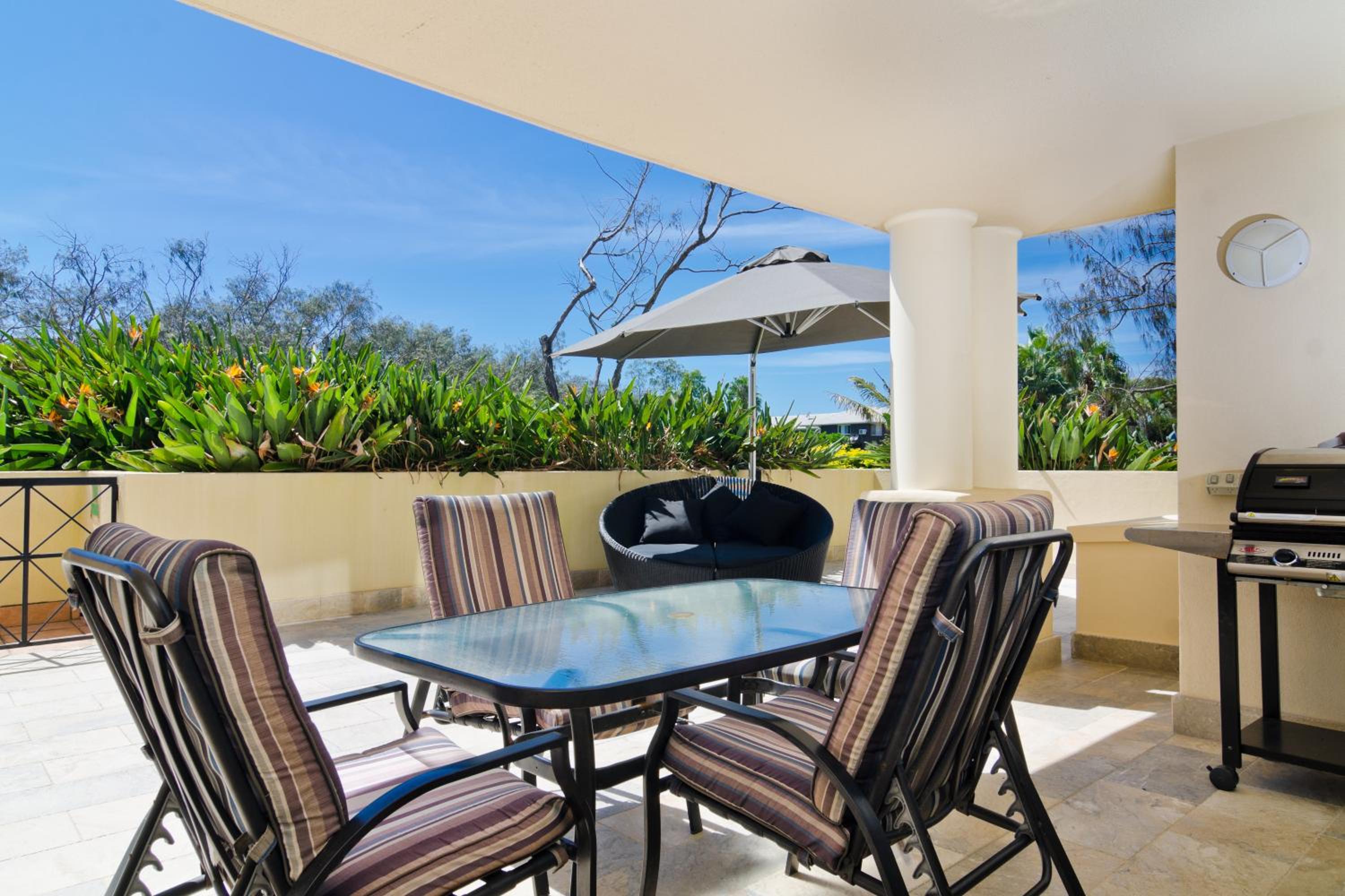 Deluxe One-Bedroom Beachfront Apartment - Ground Floor (Apt 4) photo 3