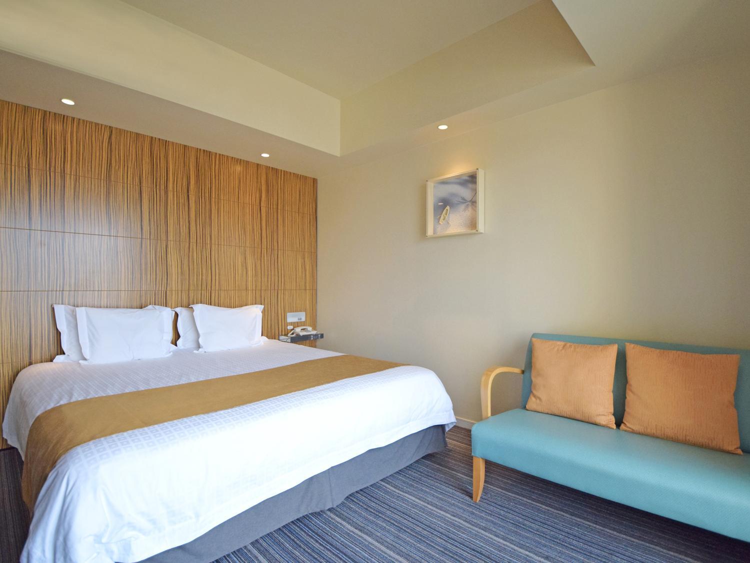 Standard King Room - Non-Smoking - Photo 1