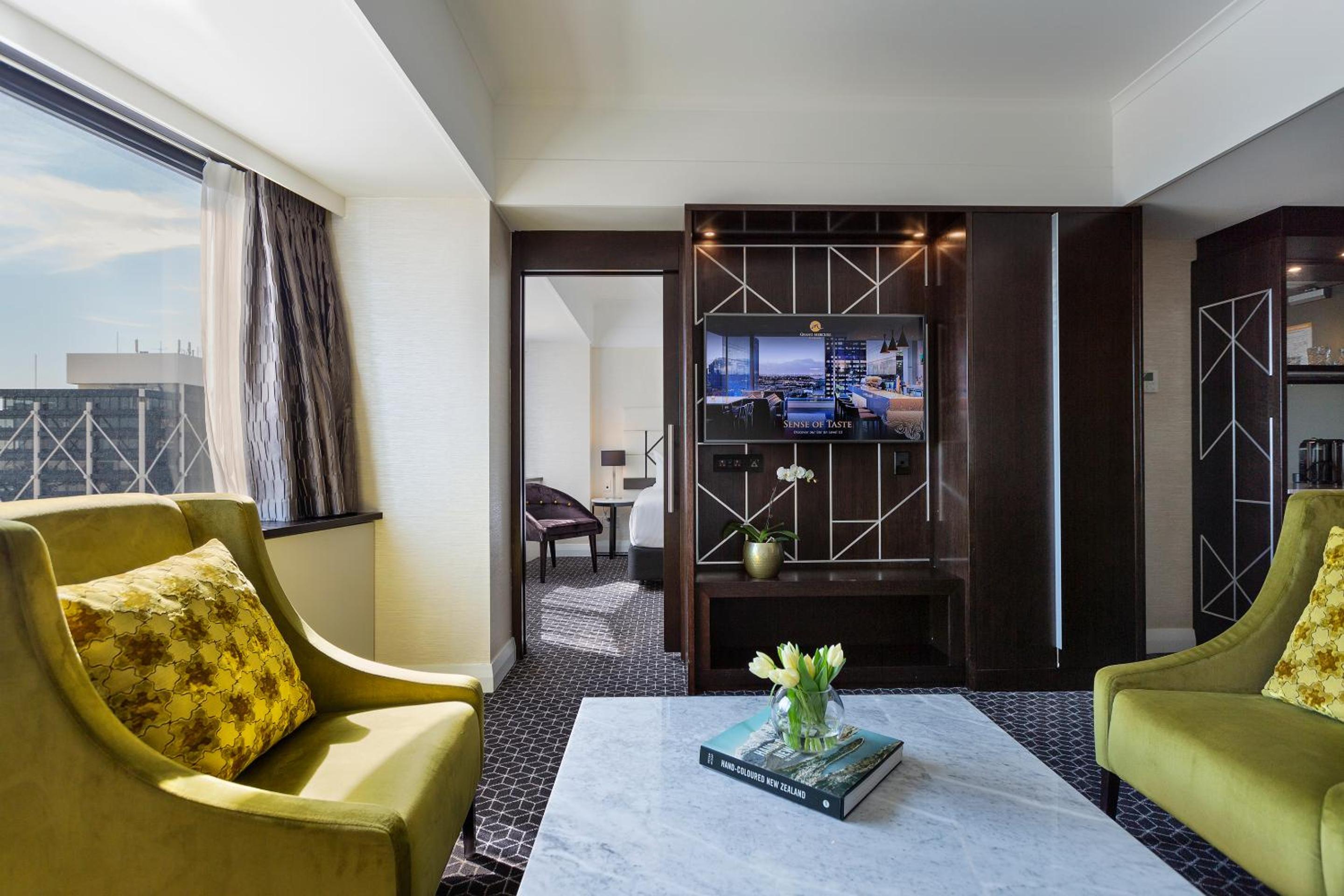 Junior Suite with King Bed - Non Smoking thumbnail 5