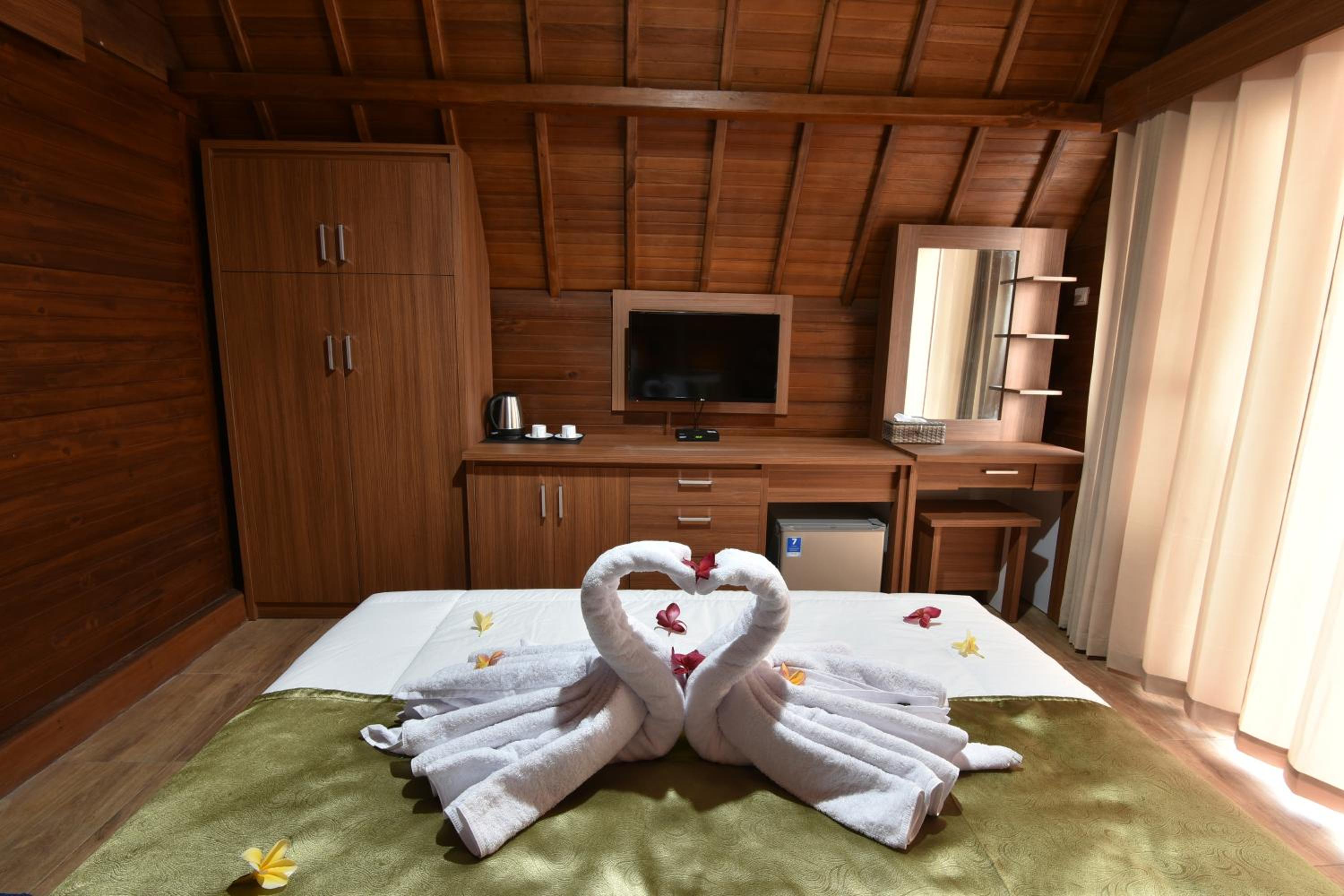 Deluxe Room with Sea View - Photo 3